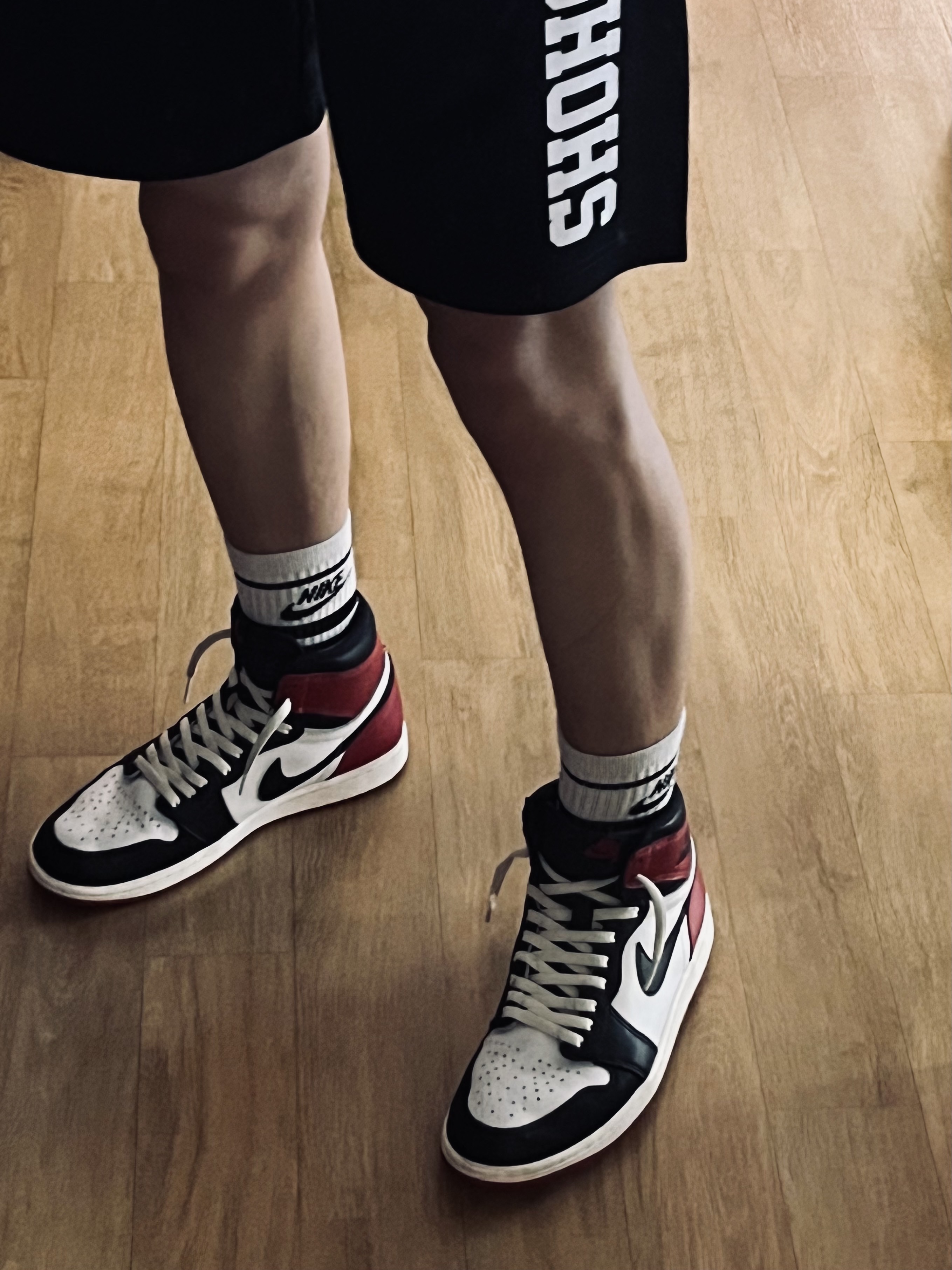 Jordan 1 Retro High OG Black Toe, Jordan 4 Retro OG Fire Red 2020 착용 스타일 - 1