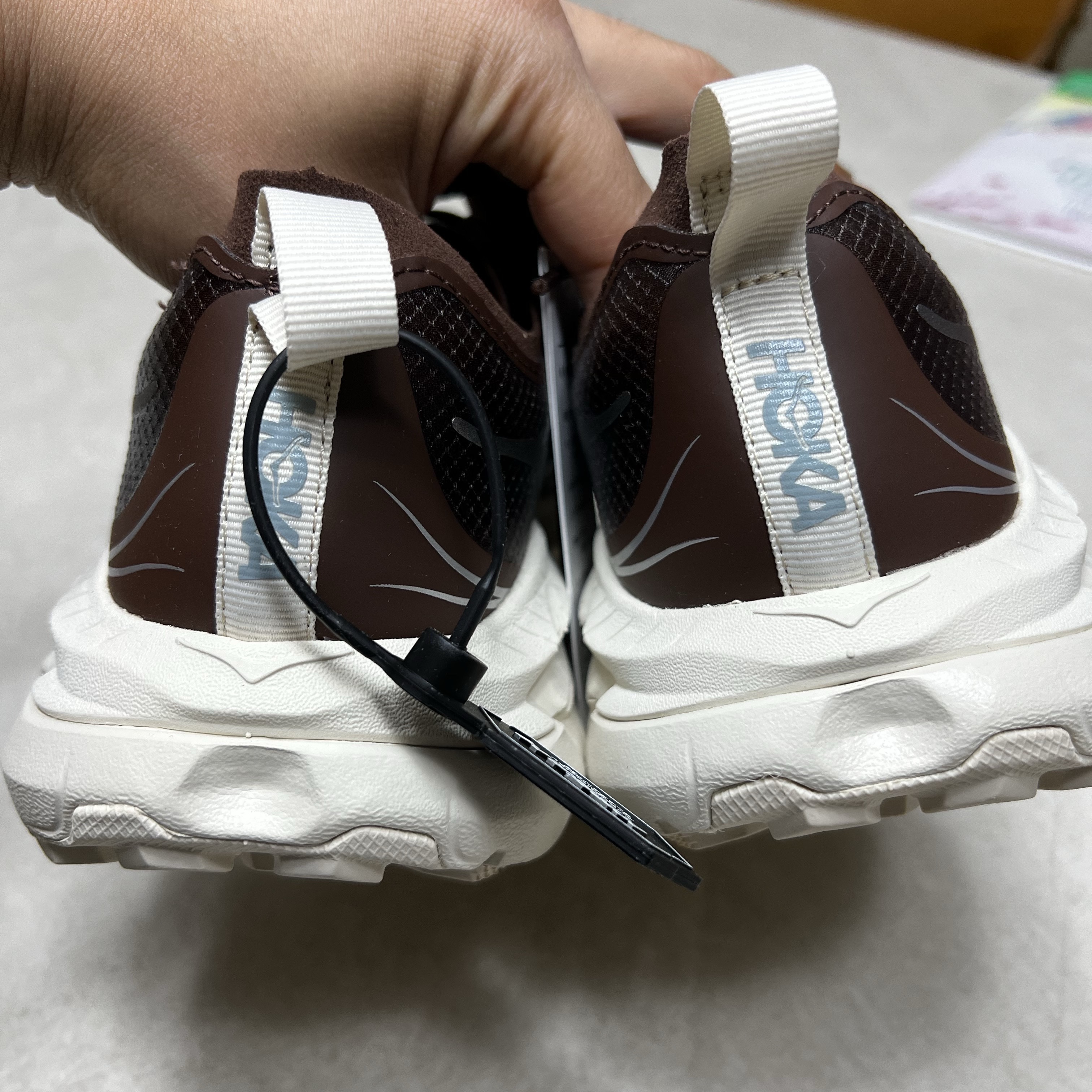 Hoka Mafate Speed 4 Lite Cold Brew Oat Milk, Hoka Mafate Speed 4 Lite Black Outer Orbit 착용 스타일 - 6