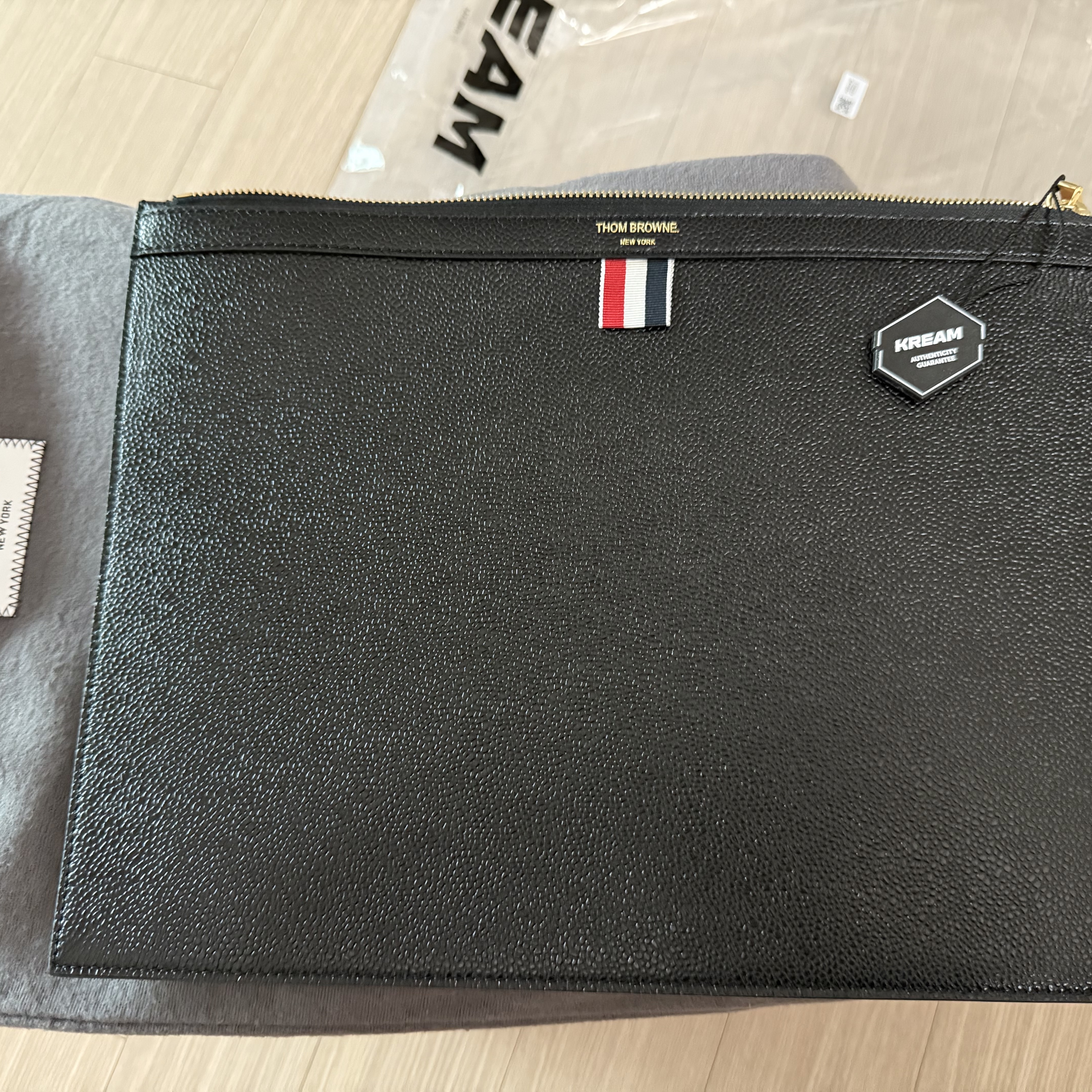 Thom Browne Medium Document Holder Black 착용 스타일 - 1
