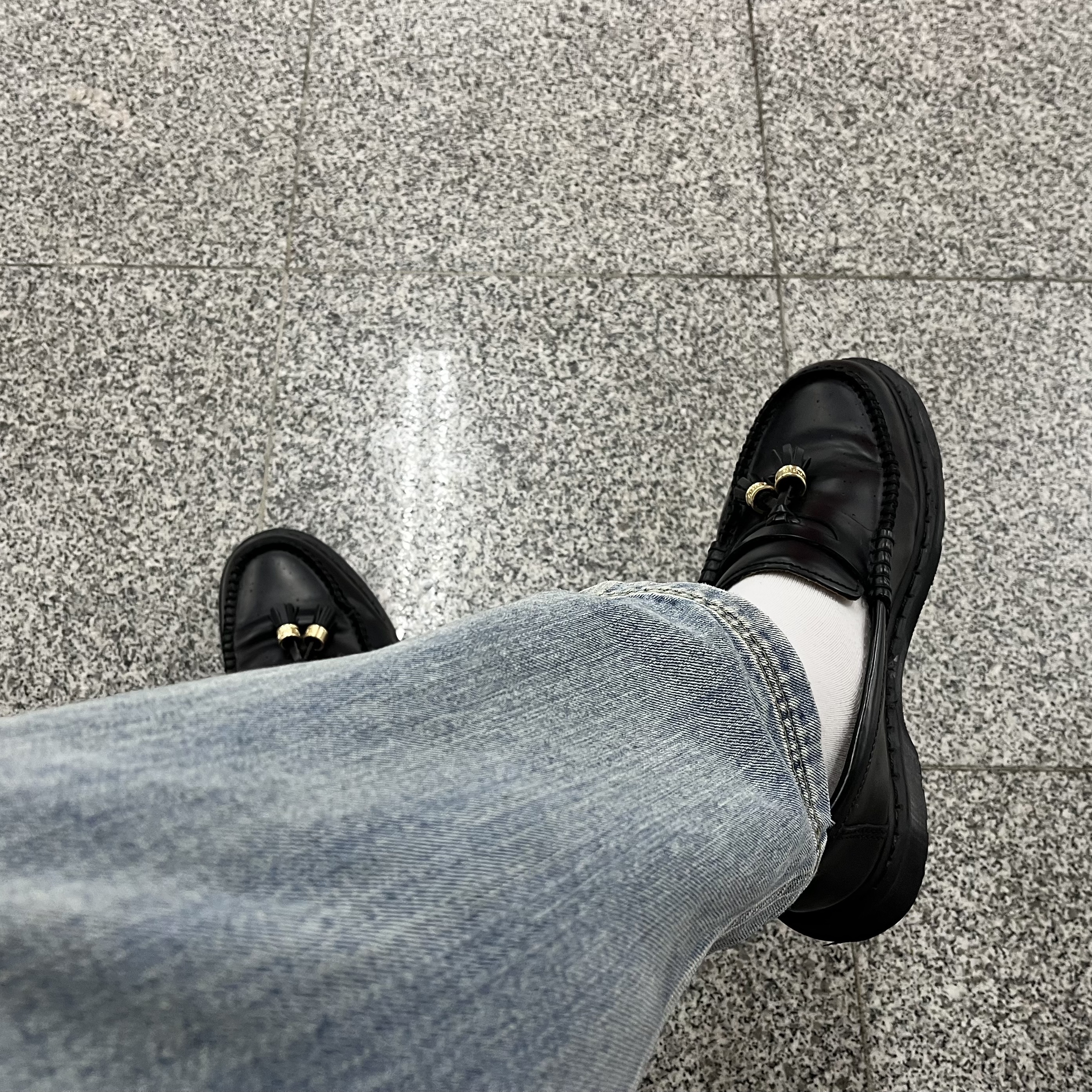 Dr. Martens x Supreme Penton Tassel Loafer Black 착용 스타일