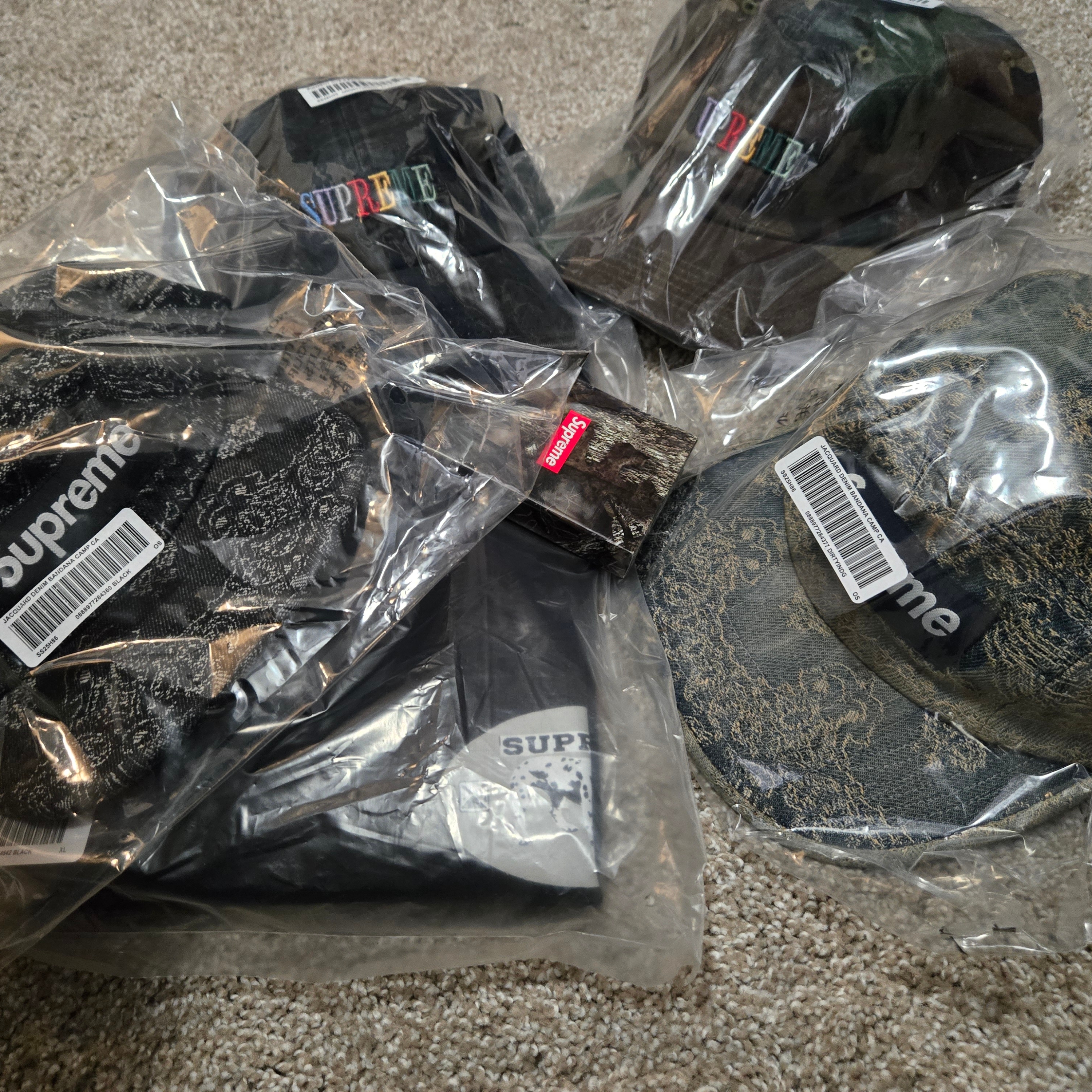 Supreme Bandana Jacquard Denim Camp Cap Blue - 25SS, Supreme Bandana Jacquard Denim Camp Cap Black - 25SS 착용 스타일