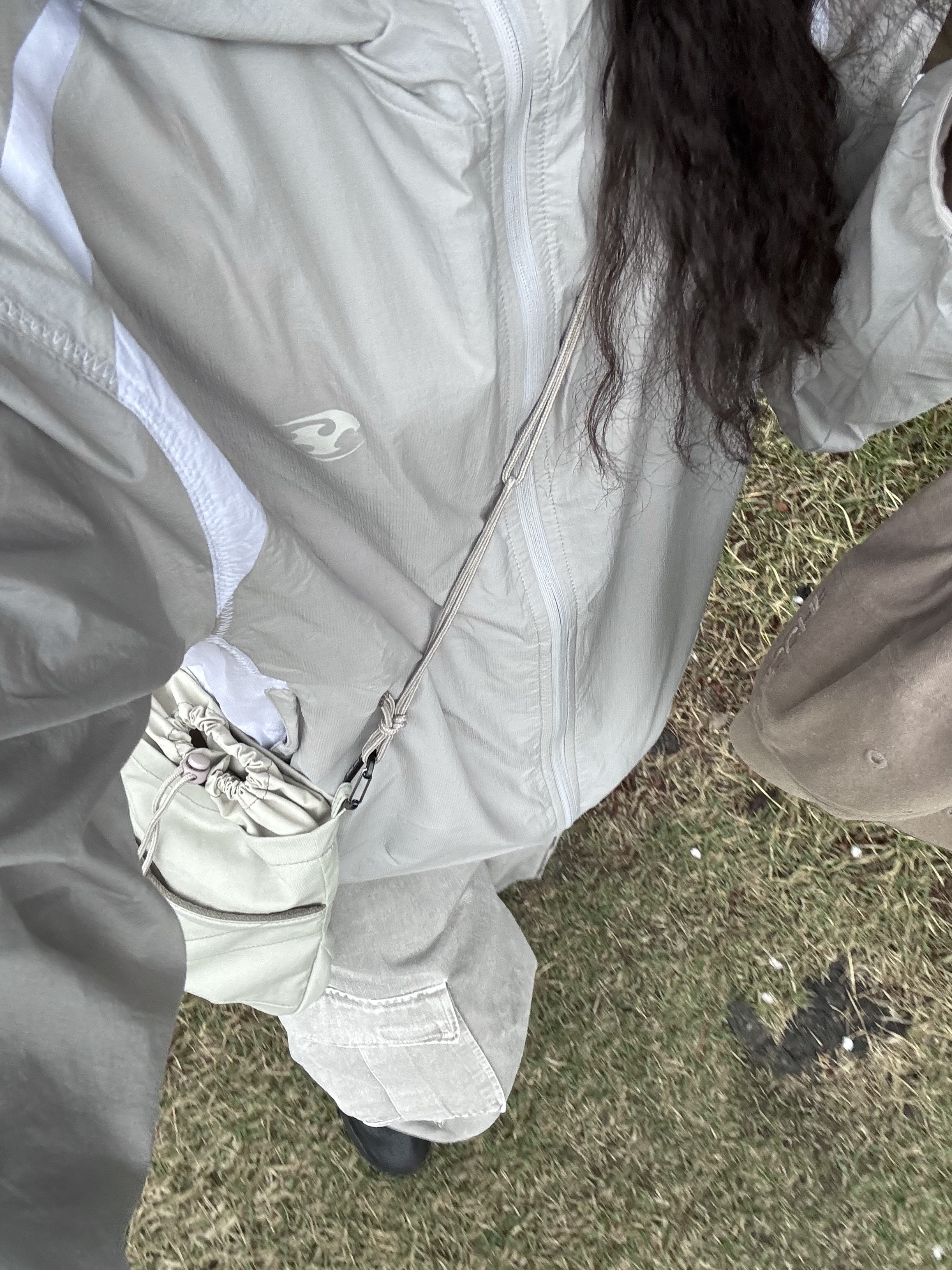 Sansan Gear Varied Cross Bag Beige 착용 스타일