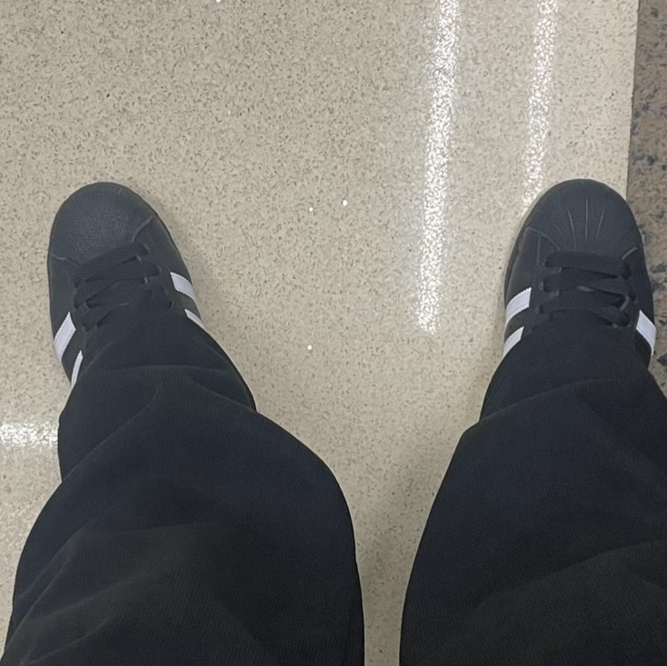 Adidas Superstar Core Black White 착용 스타일