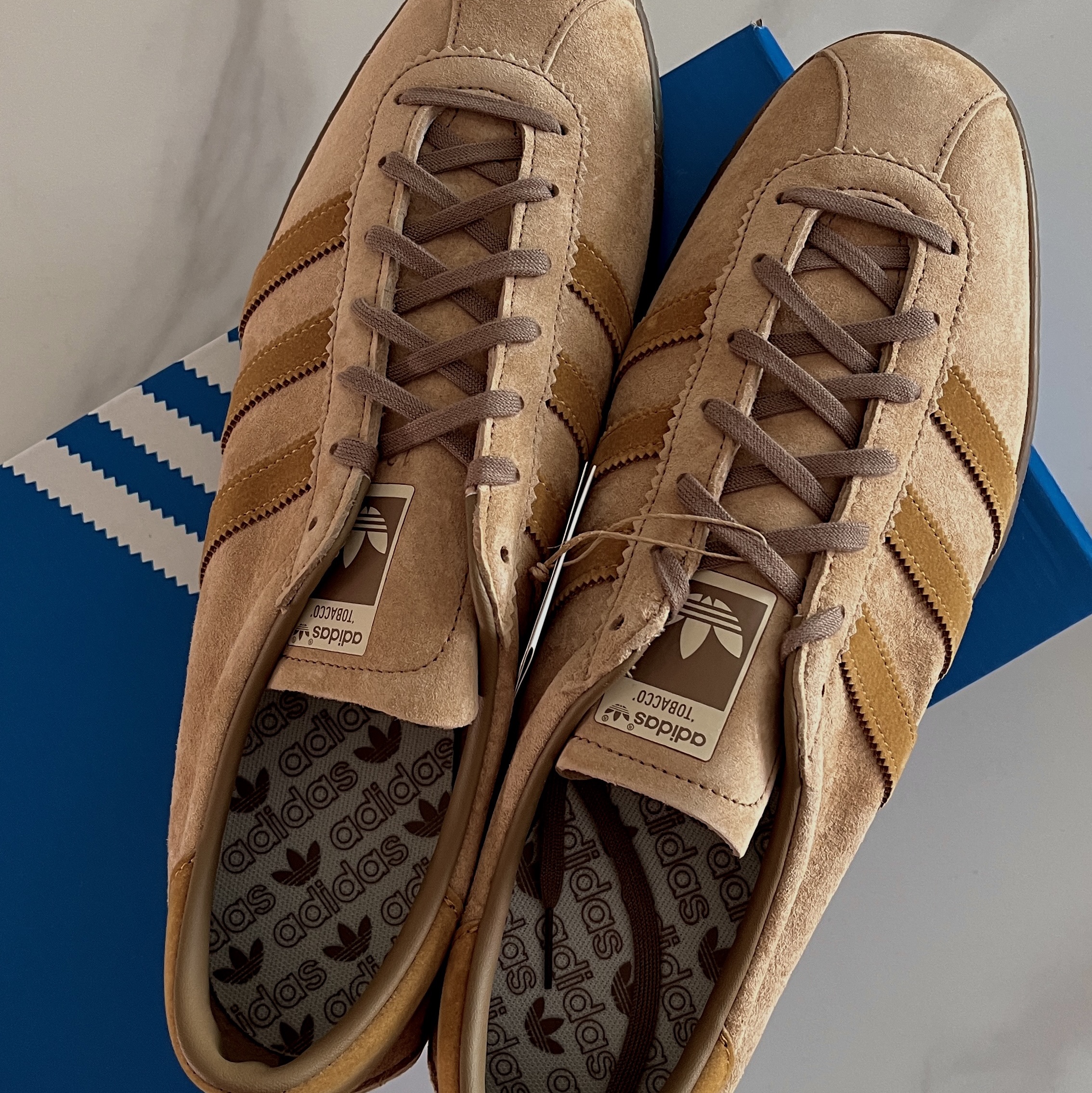 Adidas Tobacco Pantone Mesa 착용 스타일 - 2