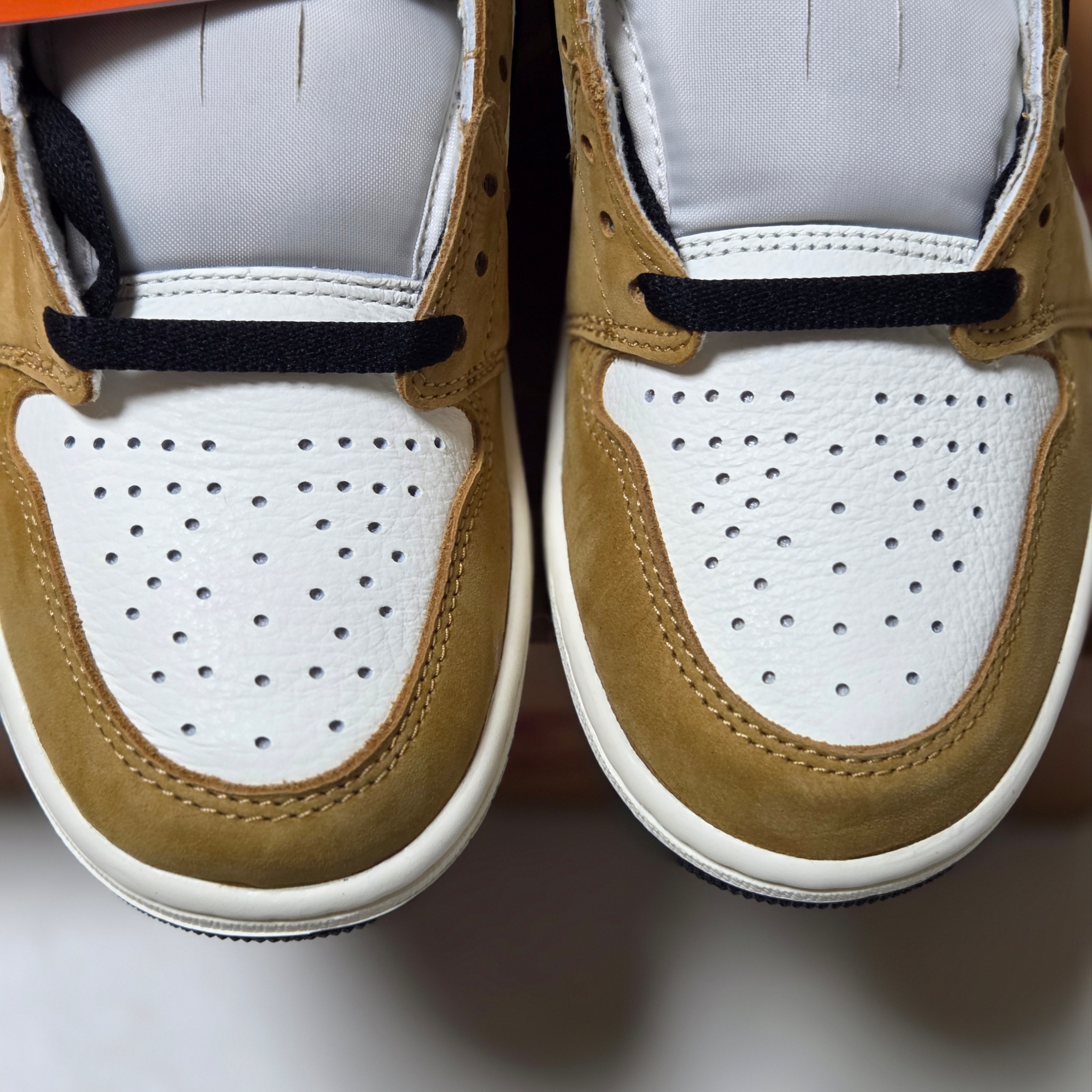 Jordan 1 Low OG Sail and Golden Harvest 착용 스타일 - 2