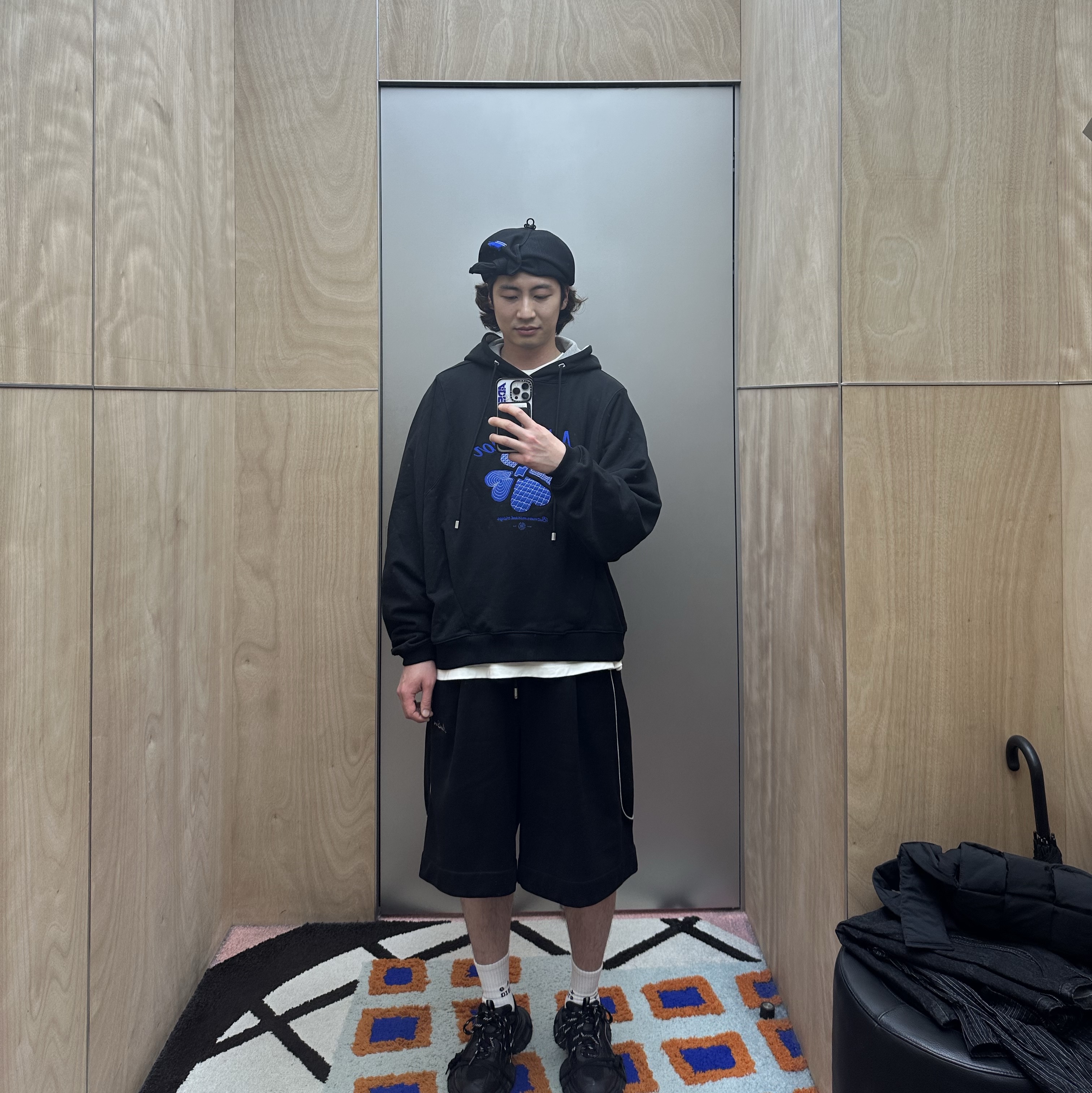 Ader Error Tever logo Hoodie Noir, Ader Error Tever Logo Sweatshorts Noir 착용 스타일 - 1