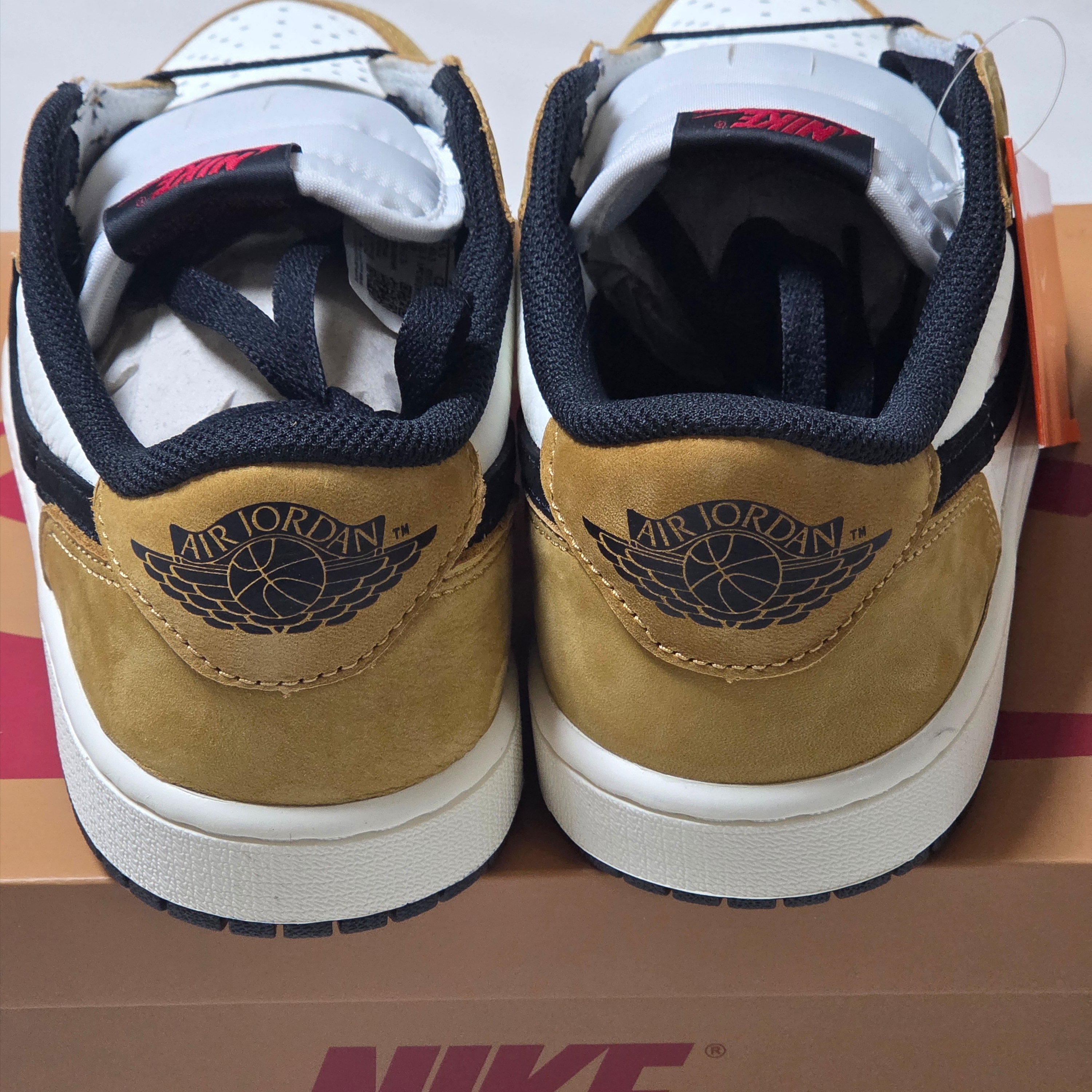 Jordan 1 Low OG Sail and Golden Harvest 착용 스타일 - 3