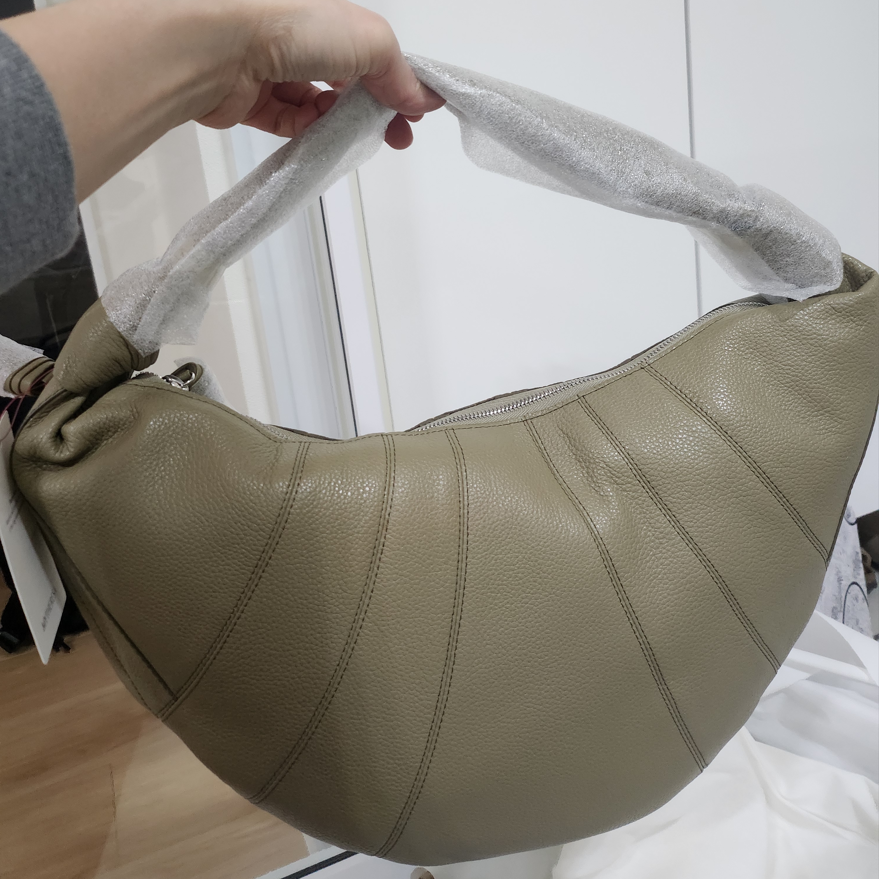 Lemaire Fortune Croissant Bag Soft Grained Leather Dusty Khaki 착용 스타일