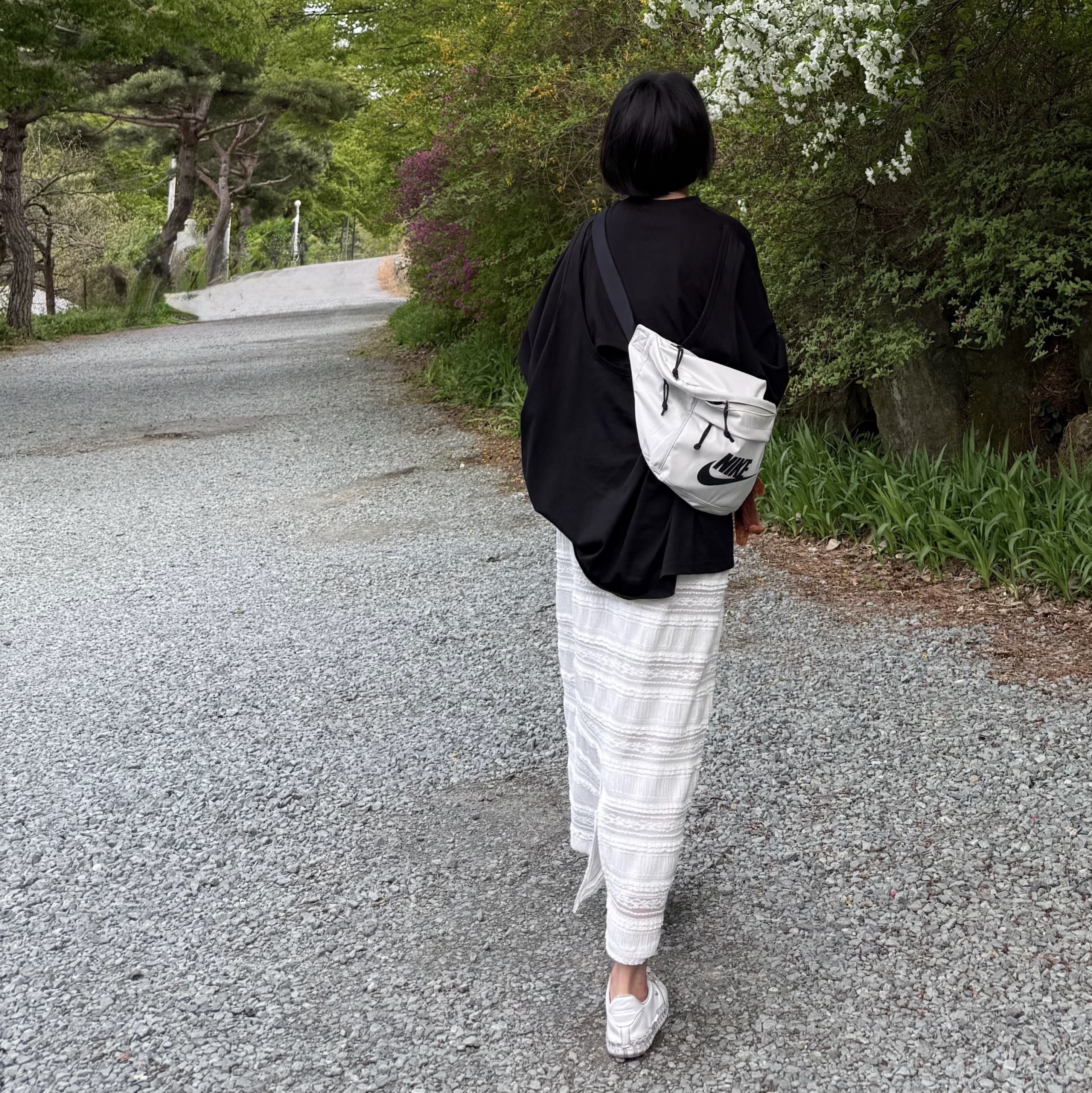Nike Tech Hip Pack 10L Light Bone 착용 스타일