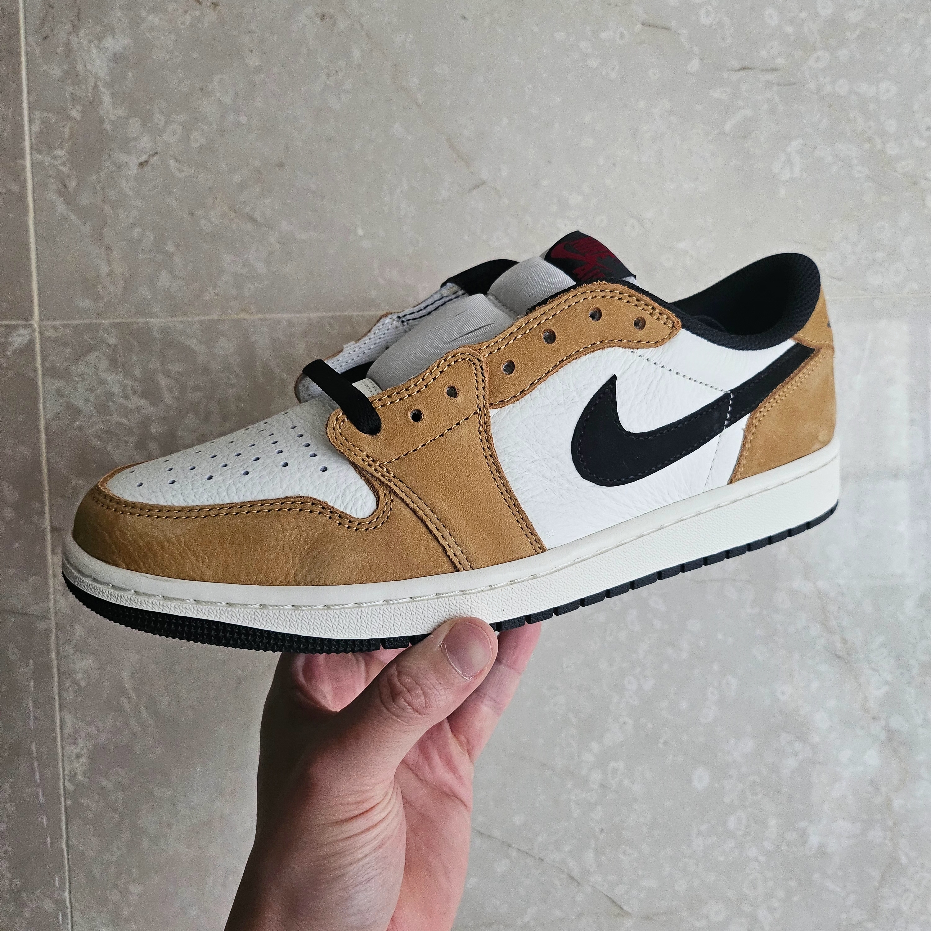 Jordan 1 Low OG Sail and Golden Harvest 착용 스타일