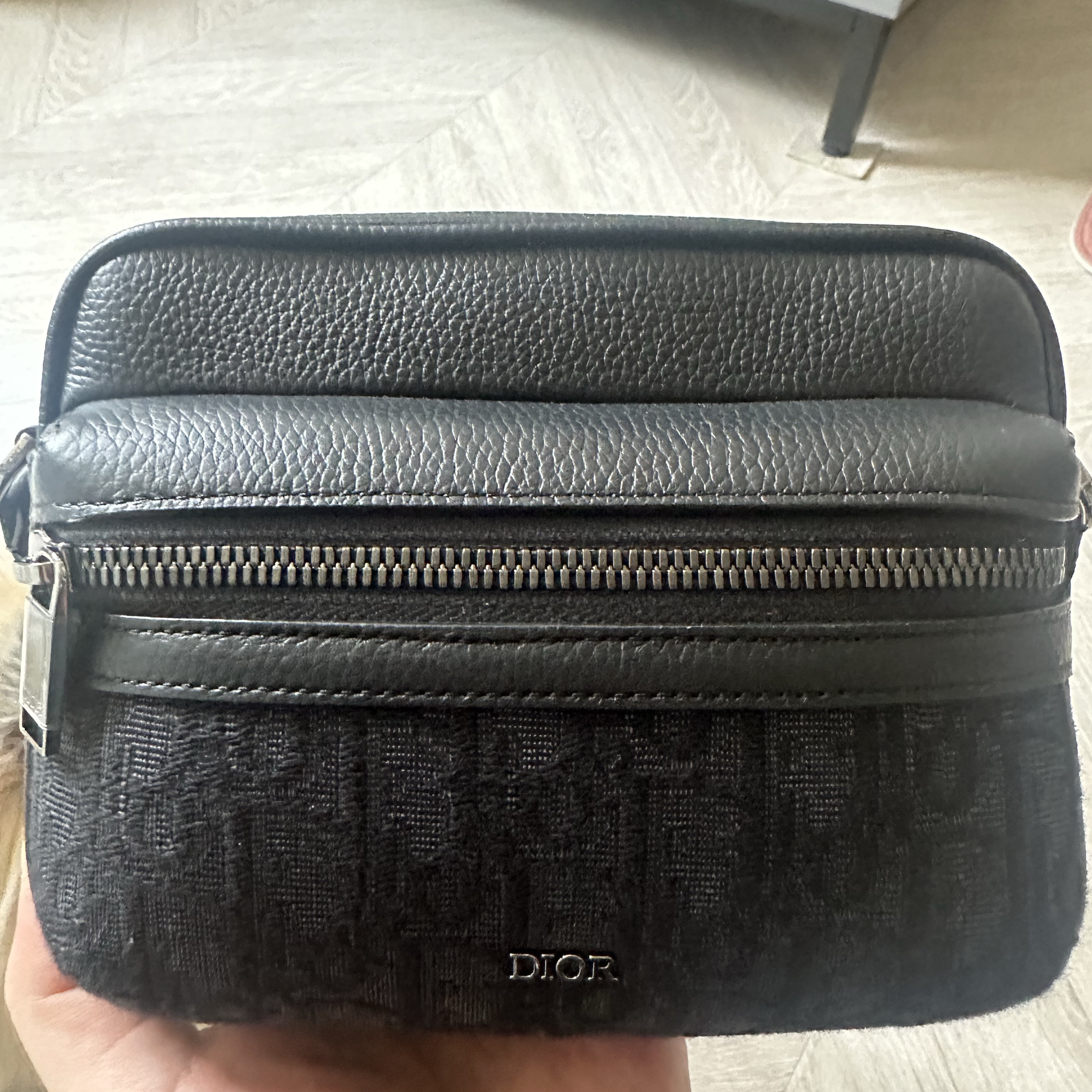 Dior Mini Rider 2.0 Zipped Messenger Bag Black Dior Oblique Jacquard and Black Grained Calfskin 착용 스타일