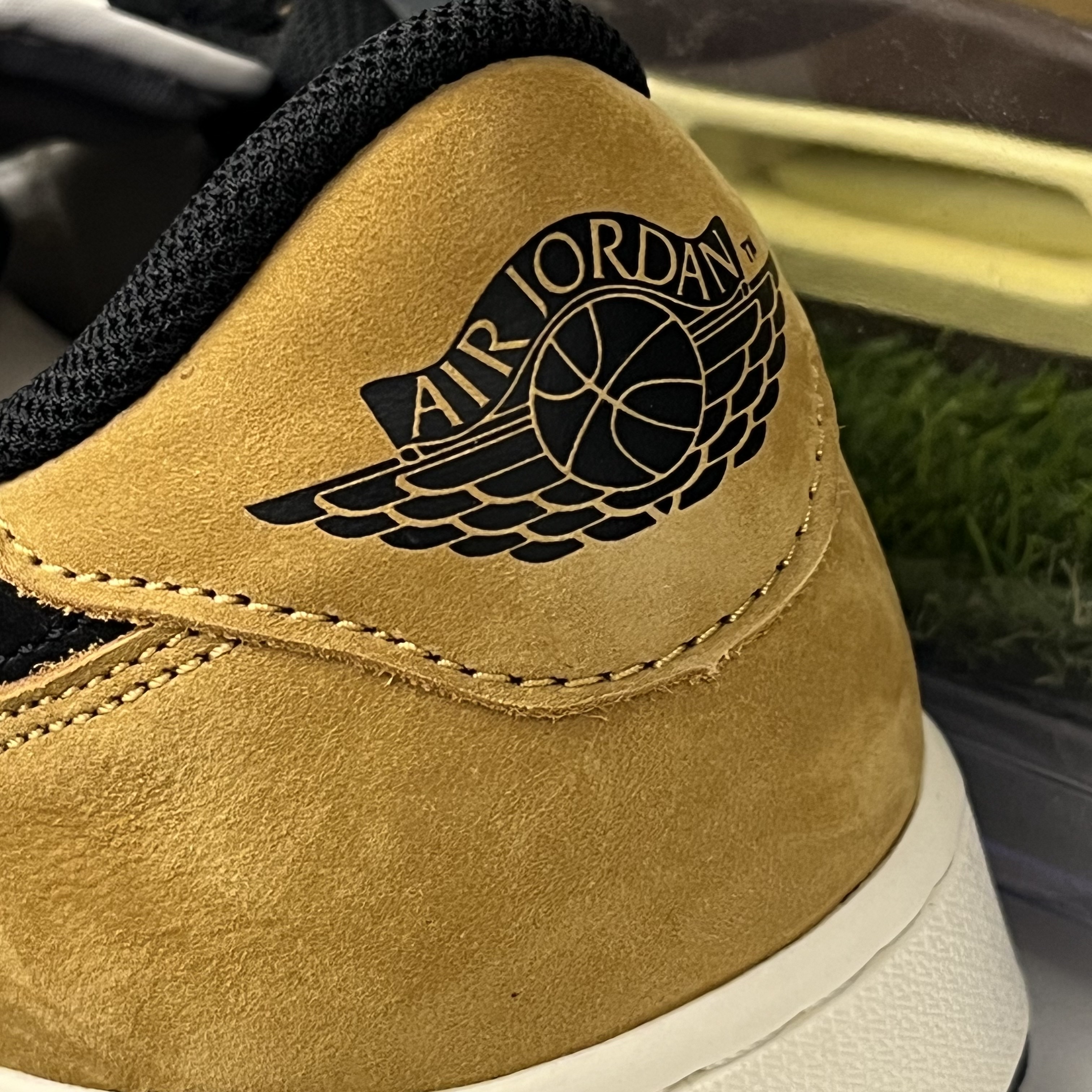 Jordan 1 Low OG Sail and Golden Harvest 착용 스타일 - 1