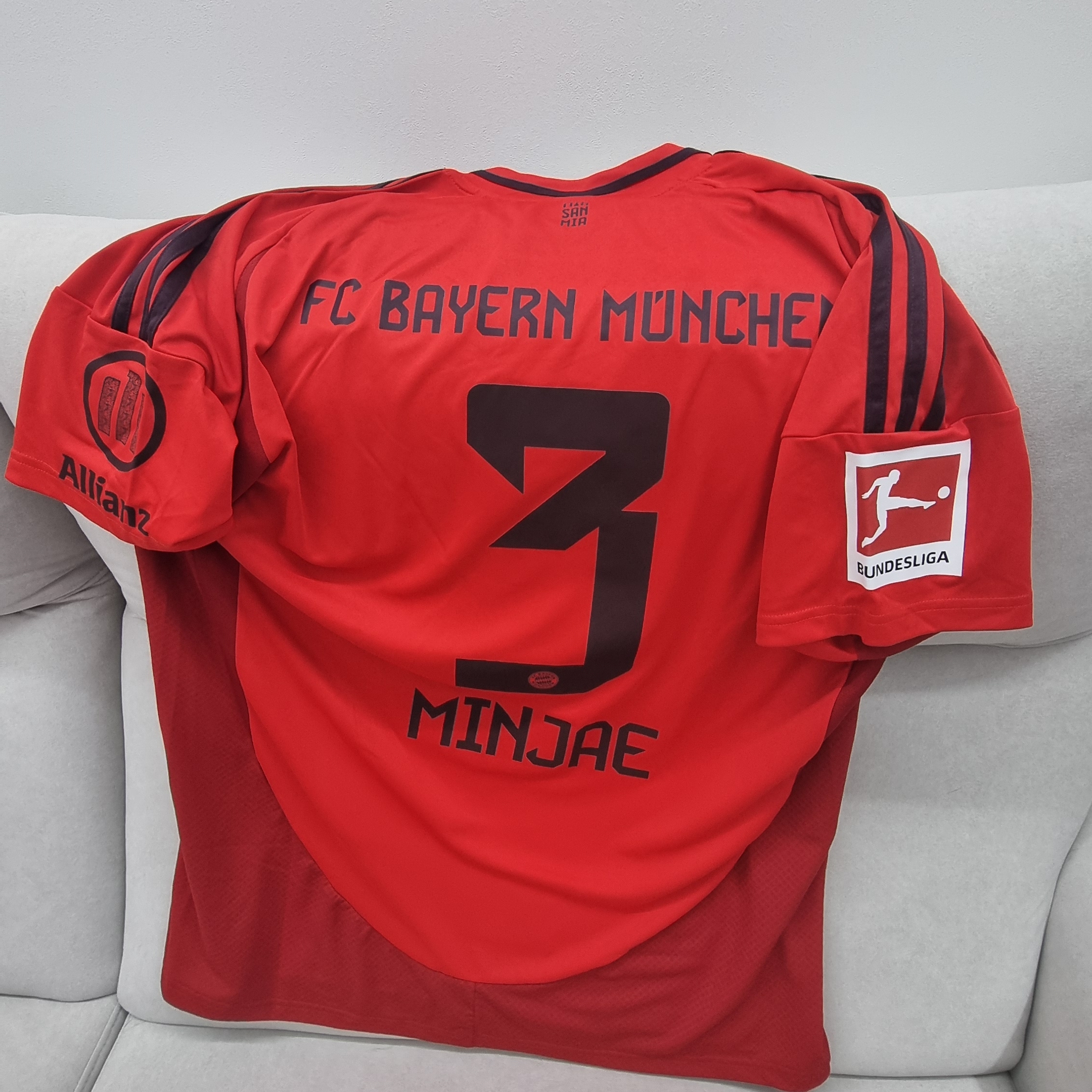 Over The Pitch SJ 20242025 Bayern Munich Home Shirt #3 MINJAE Player Printing 착용 스타일