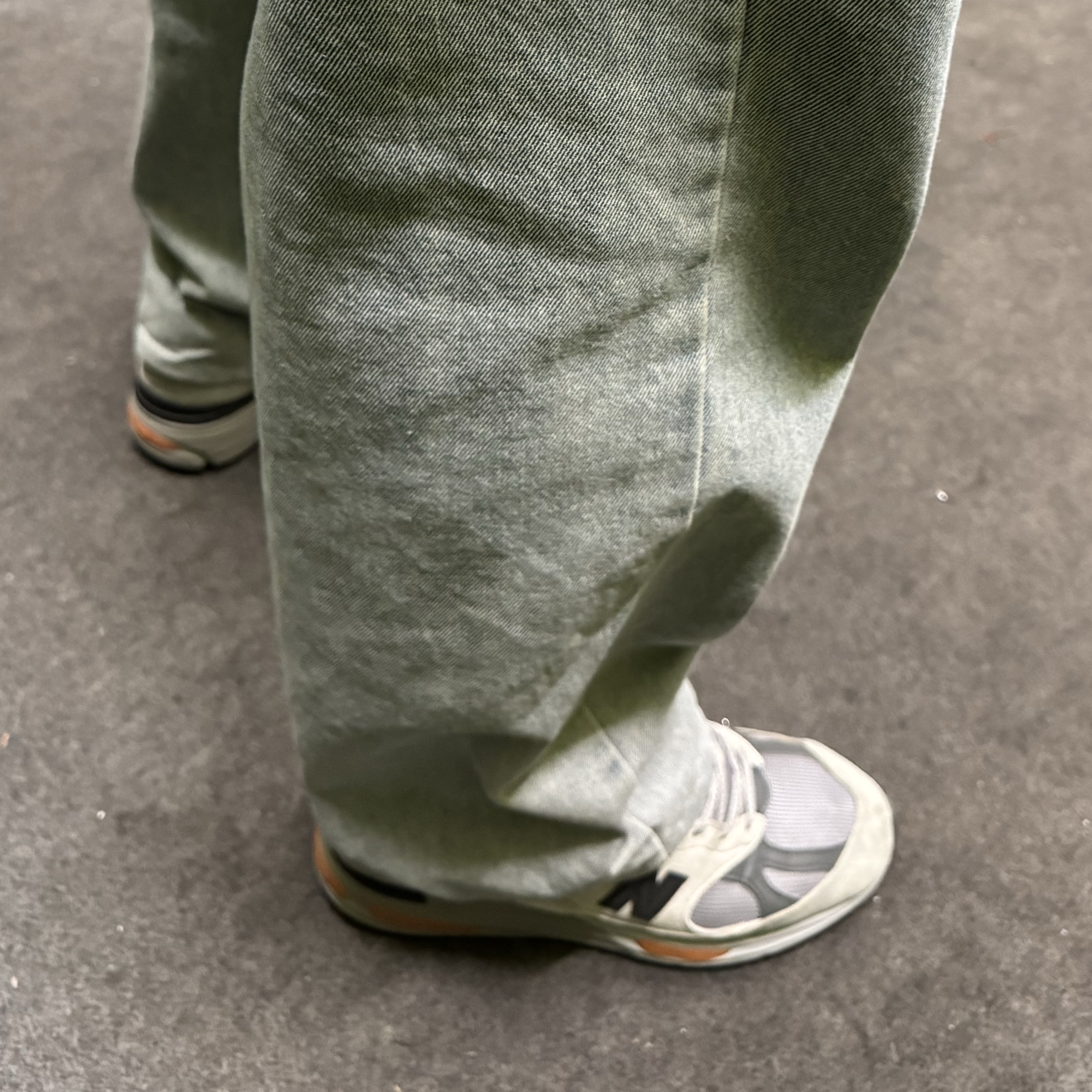 New Balance 991v2 Made in UK Pelican Abbey Stone 착용 스타일