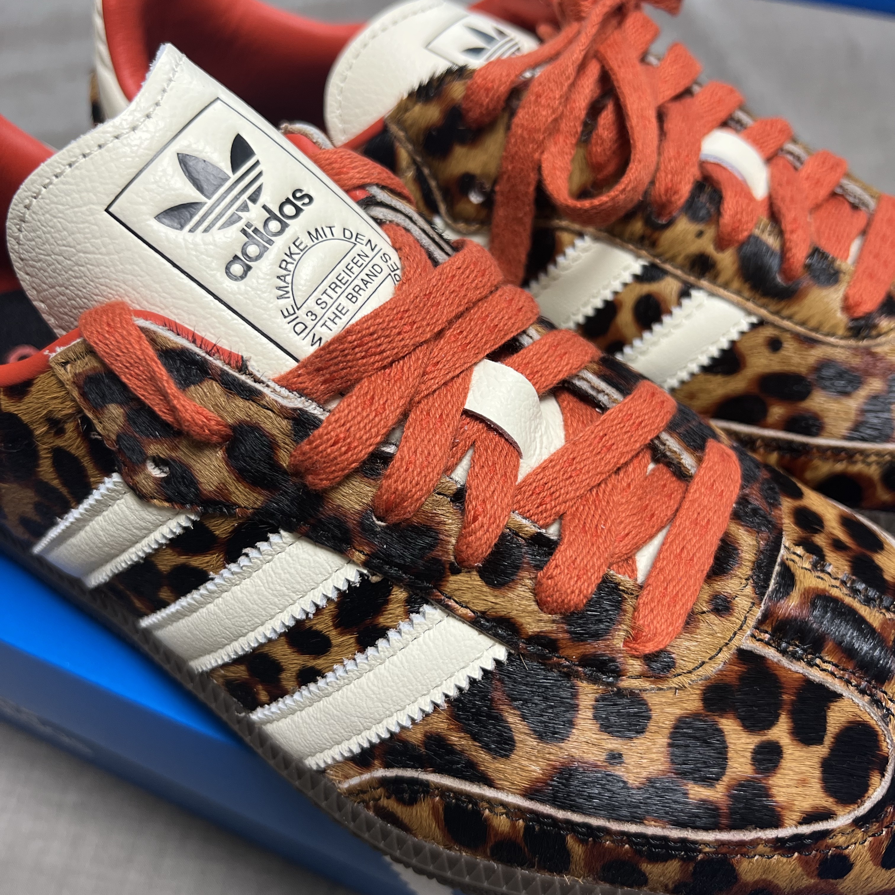(W) Adidas Samba OG Core Black Preloved Red, (W) Adidas SL 72 OG Cow Print 착용 스타일 - 1