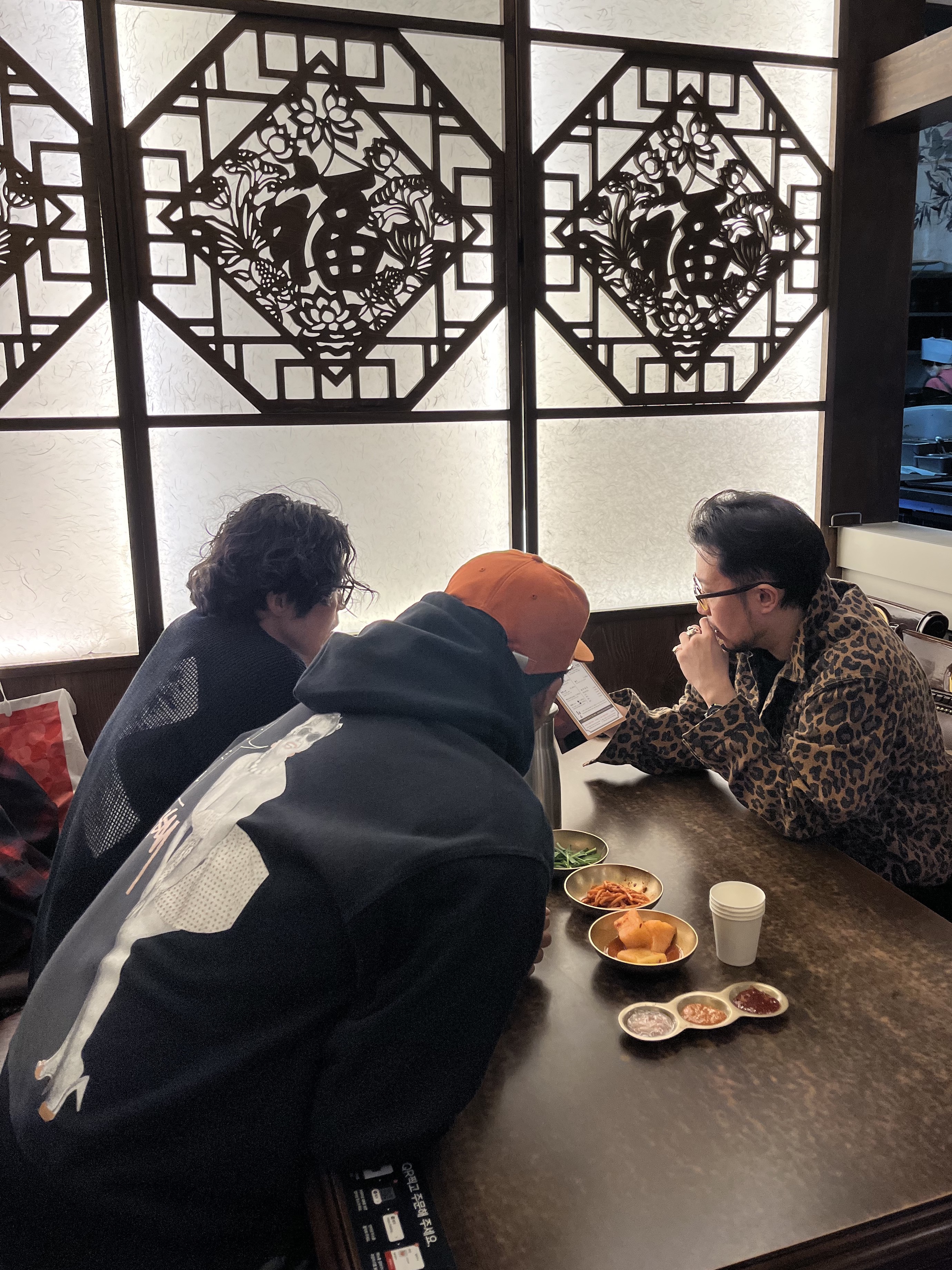 캐피탈 트윌 에이지드 울 레오파드 프린트 퍼스트 자켓 브라운, 스투시 스케이트 터프 후드 집업 블랙 착용 스타일 - 1