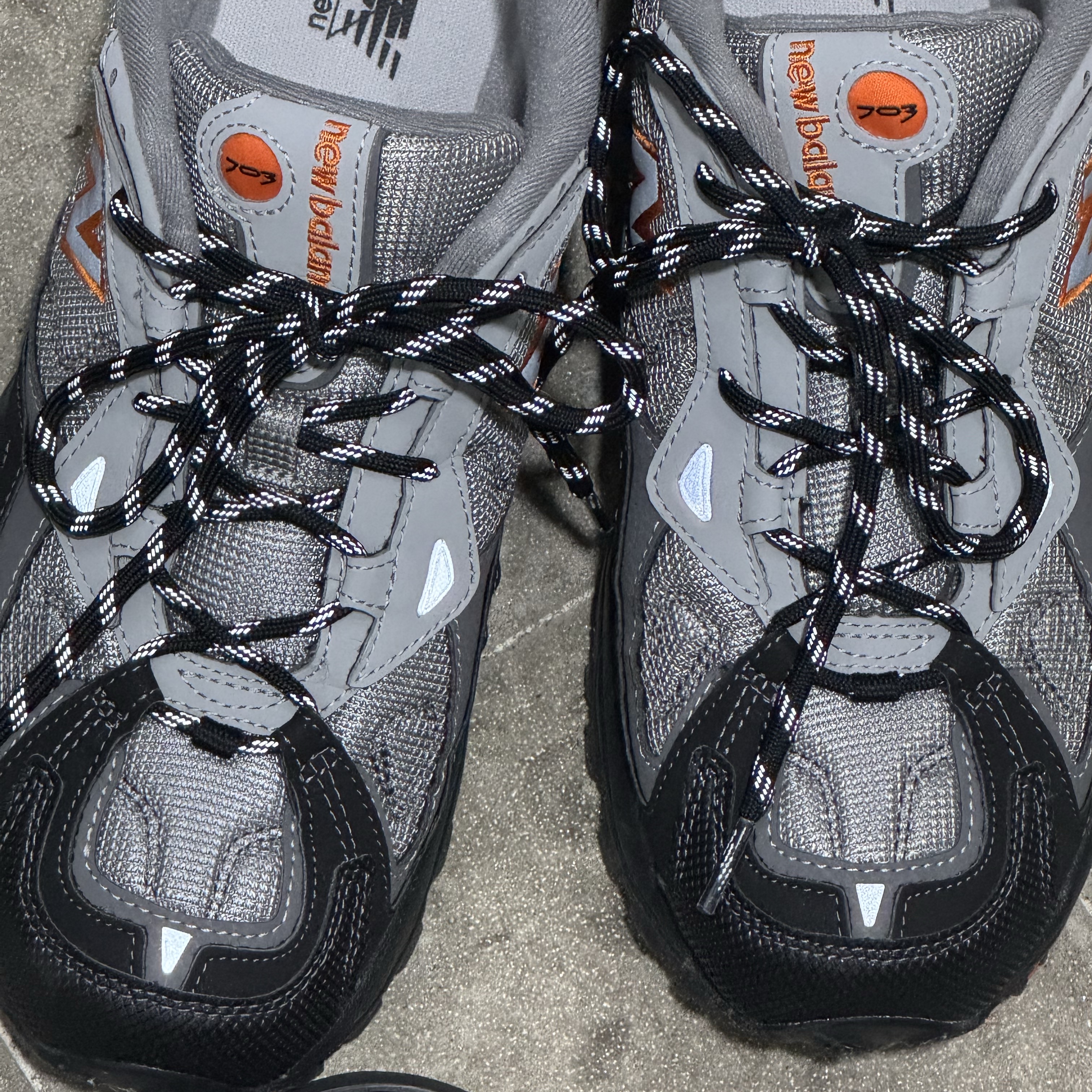 New Balance 703 Grey Black Orange 착용 스타일 - 2