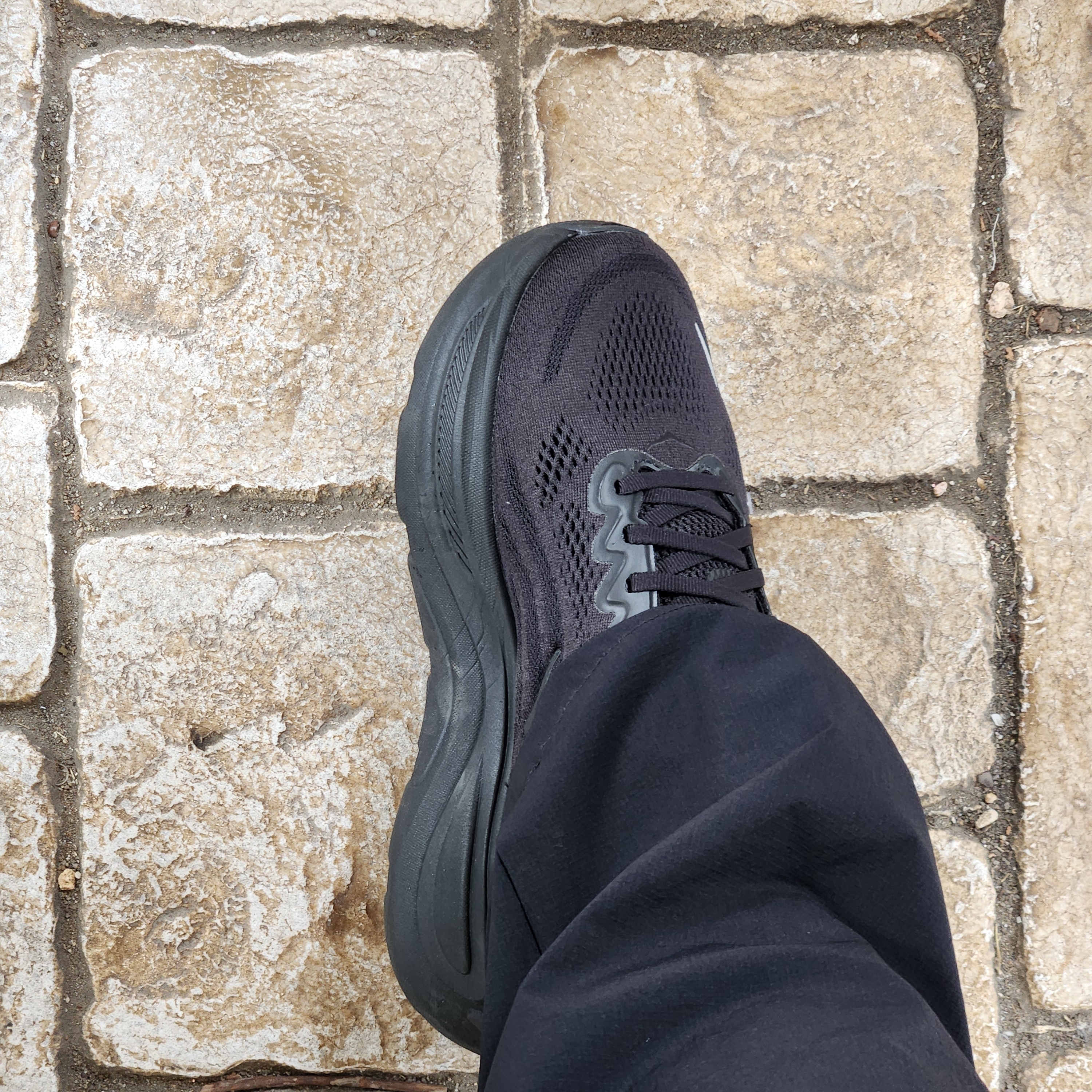Hoka Bondi 9 Black - Wide 착용 스타일