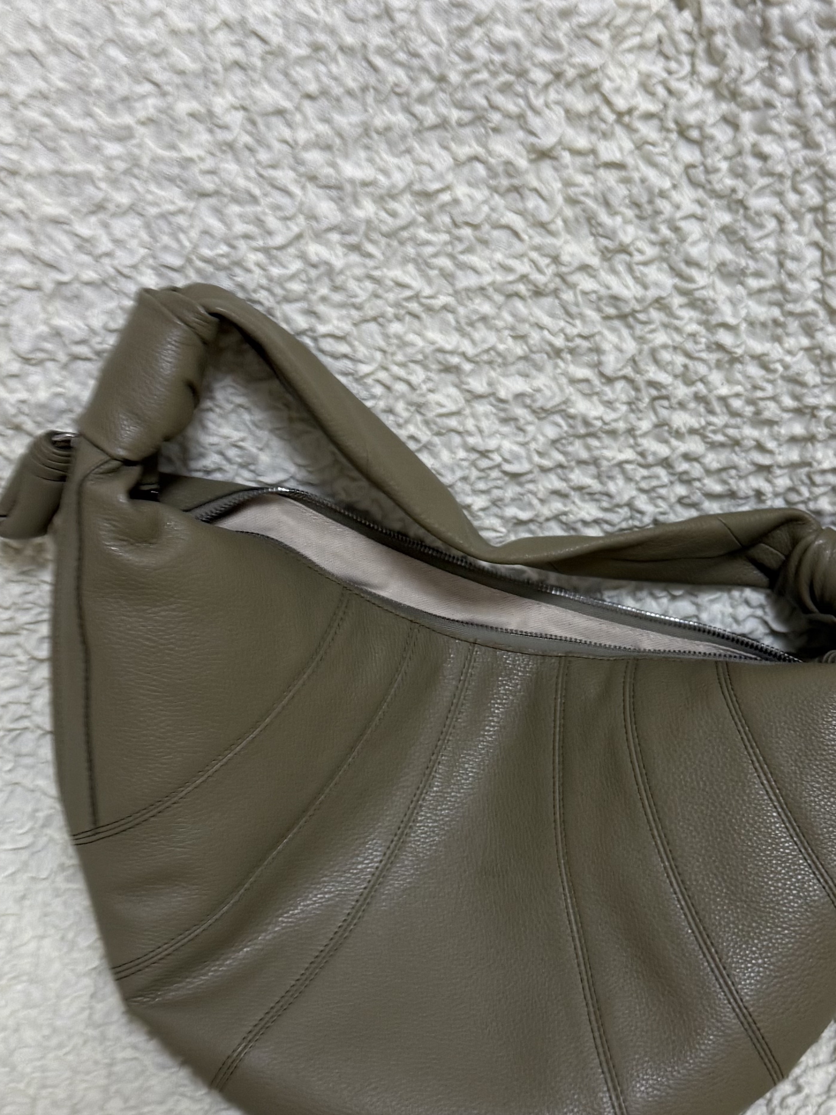 Lemaire Fortune Croissant Bag Soft Grained Leather Dusty Khaki, Lemaire Fortune Croissant Bag Soft Nappa Leather Mink 착용 스타일 - 1