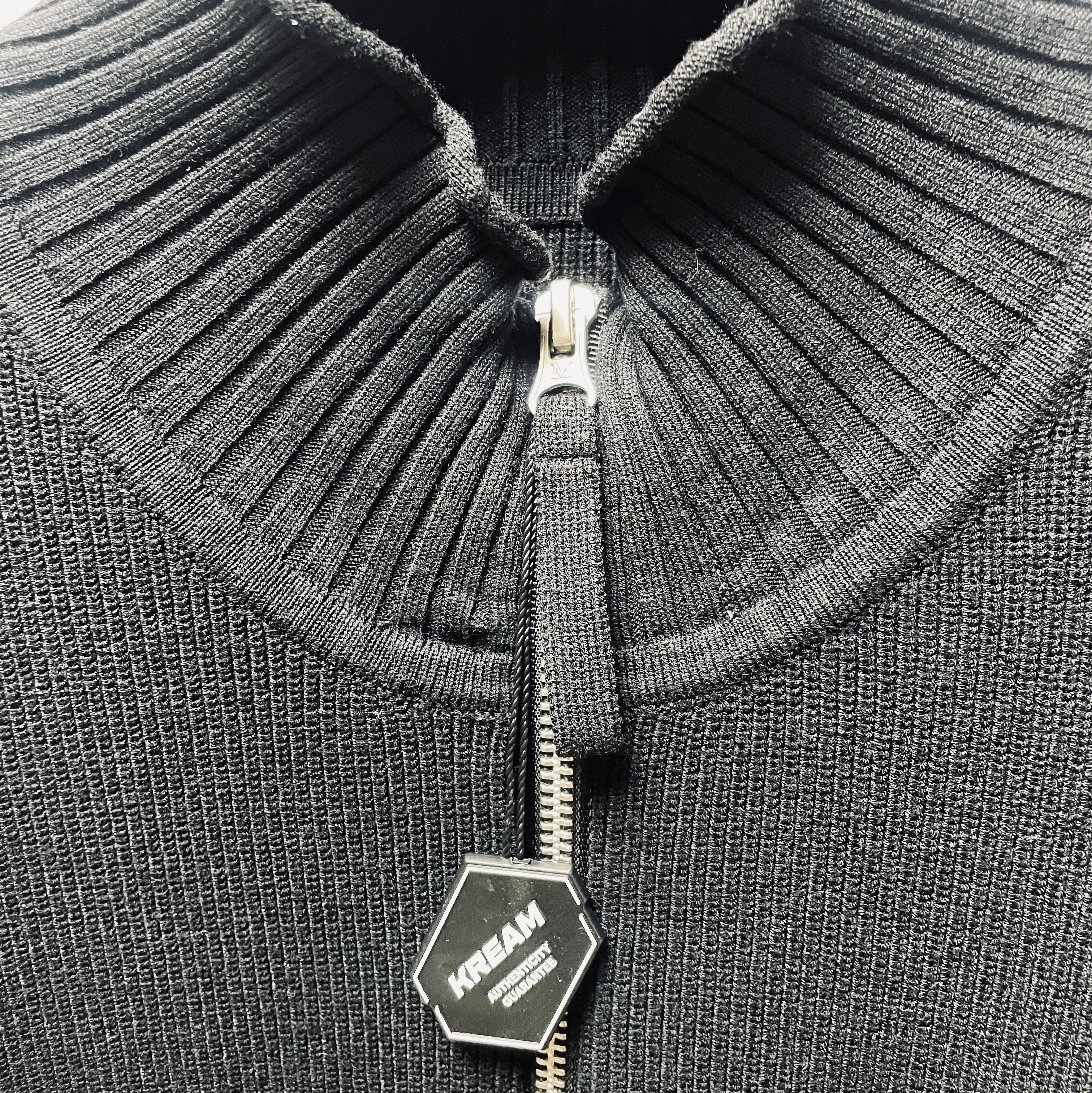 Matin Kim Spell Point Stripe Knit Cardigan Black 착용 스타일 - 4