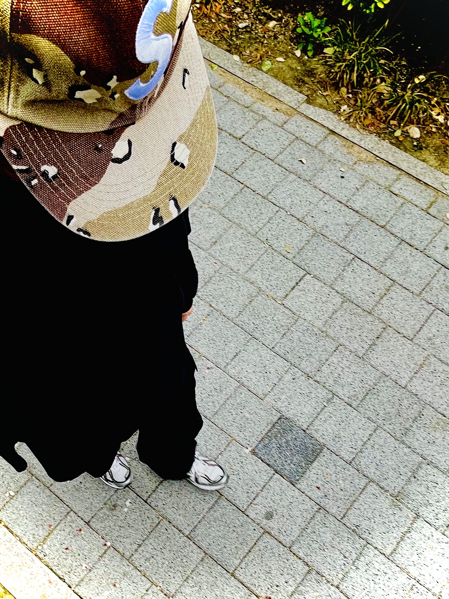 Supreme Pigment S Logo 6-Panel Chocolate Chip Camo - 24FW, New Balance 1906R White Gold 착용 스타일 - 1