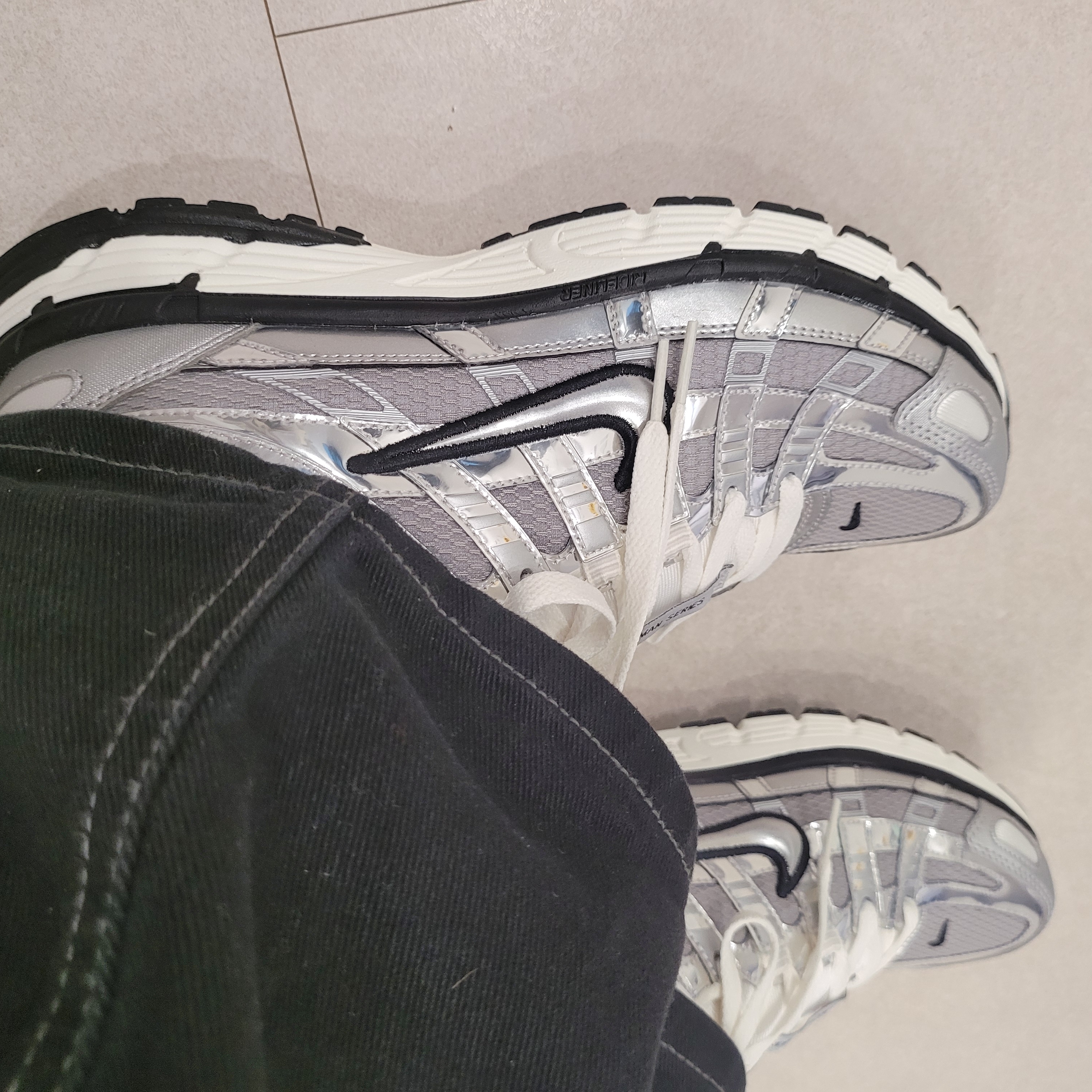 Nike P-6000 Metallic Silver 착용 스타일 - 2