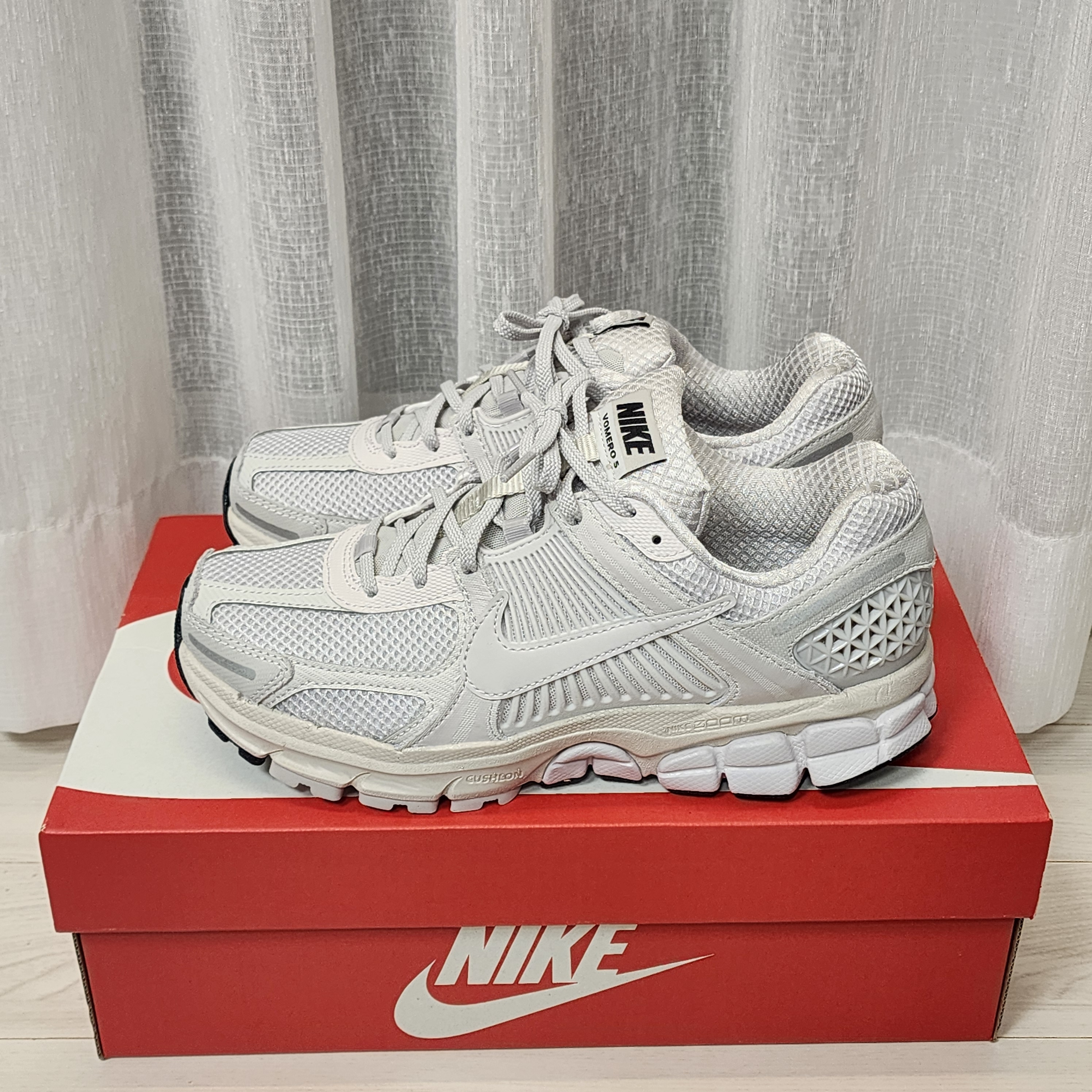 (W) Nike Zoom Vomero 5 White Vast Grey 착용 스타일 - 3