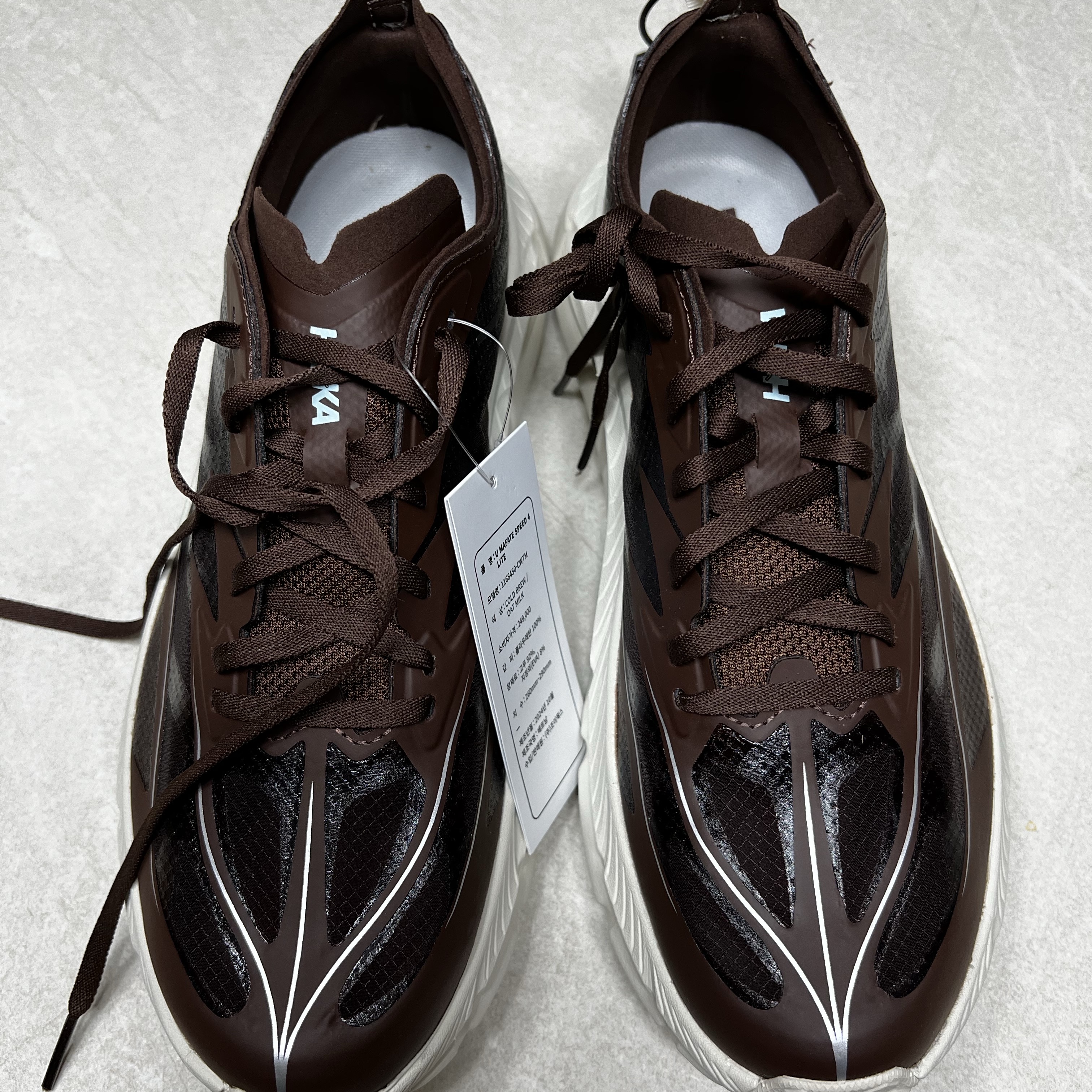 Hoka Mafate Speed 4 Lite Cold Brew Oat Milk, Hoka Mafate Speed 4 Lite Black Outer Orbit 착용 스타일 - 1