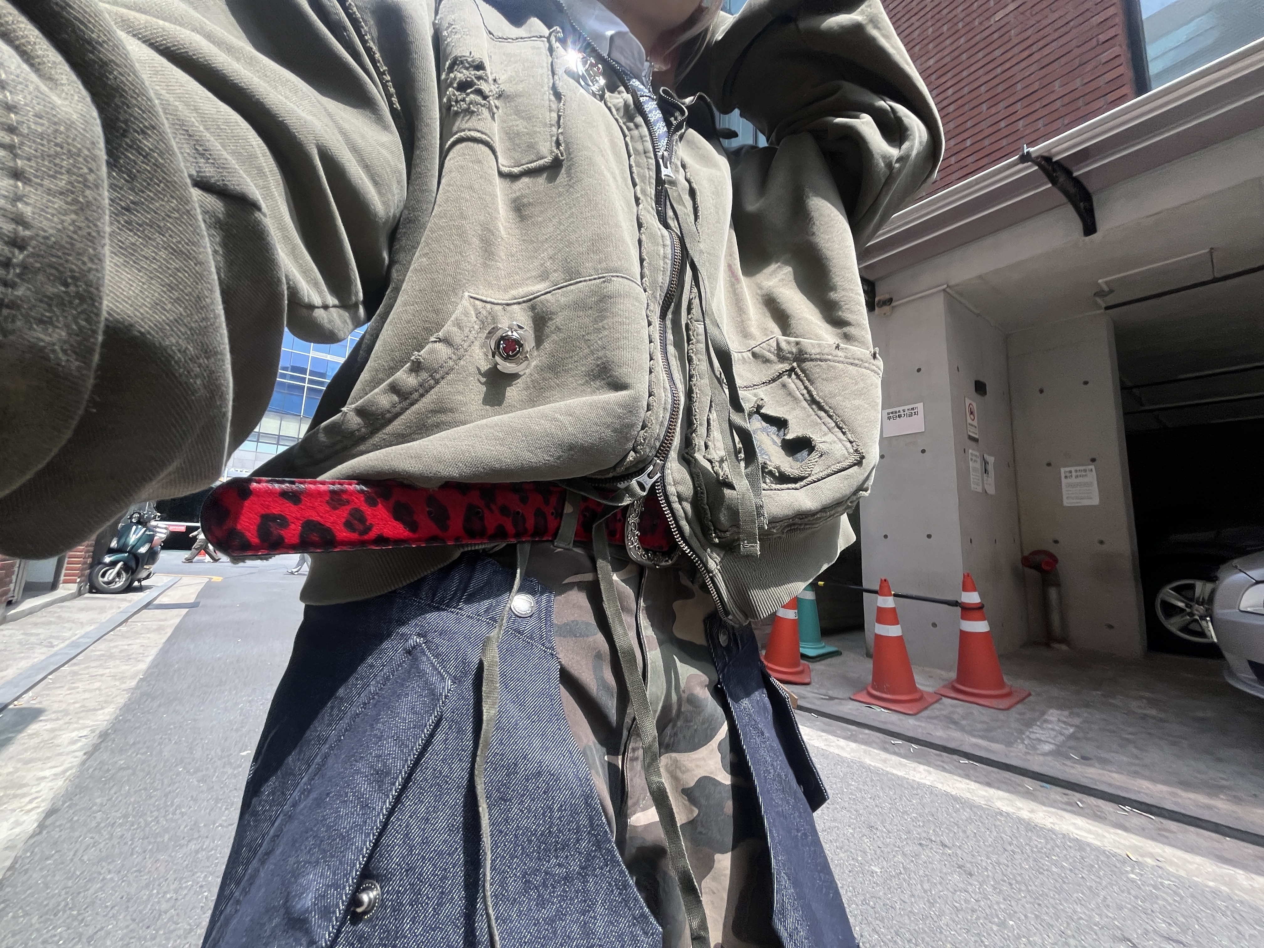Undermycar Multi Patched Vintage Gaor Zip-Up Khaki - 25SS, Ferragamo Slik Tie Navy 착용 스타일