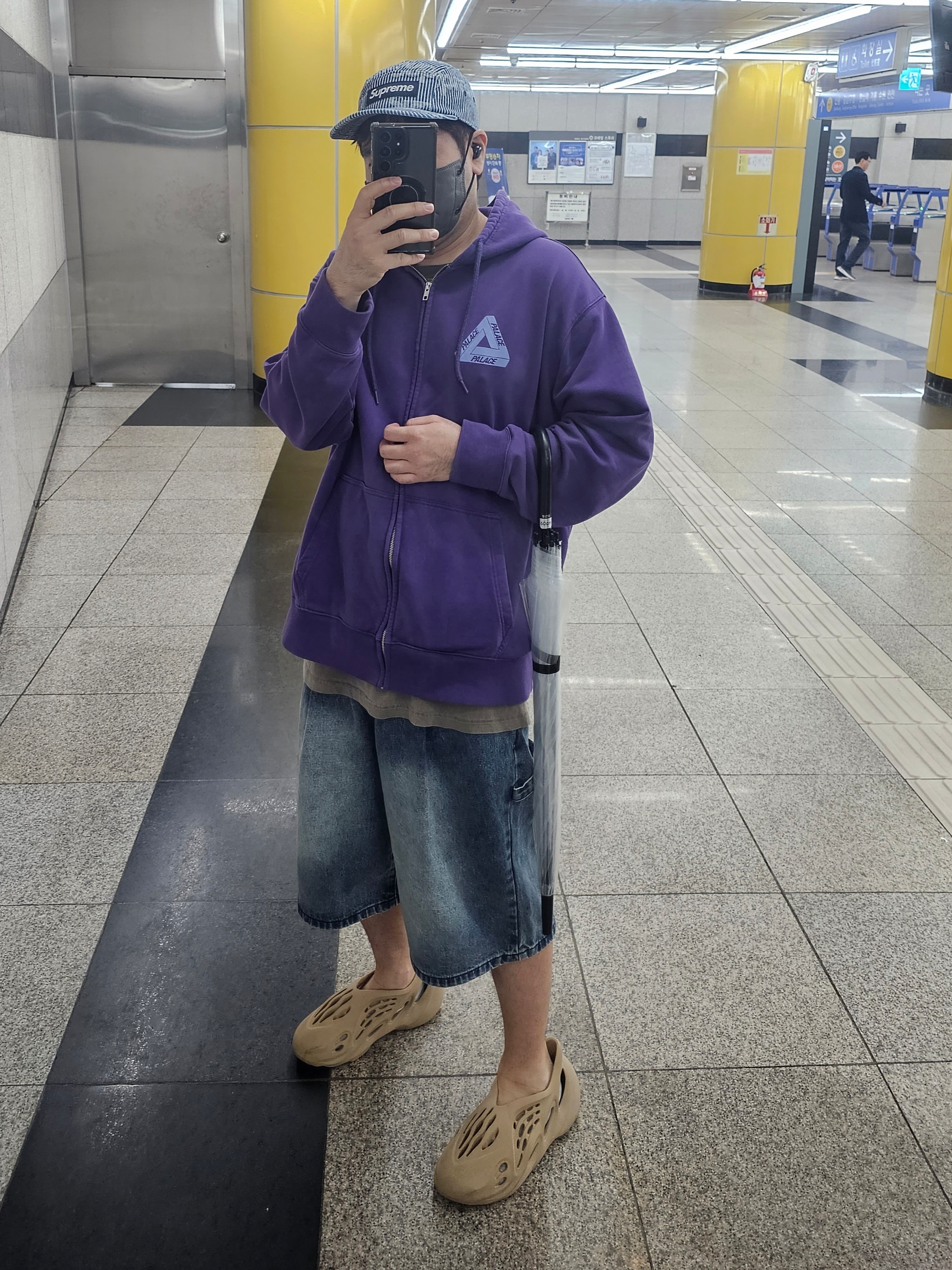 Adidas Yeezy Foam RNNR Clay Taupe, Palace Tri-Puff Print Zip Hood Perfcet Purple - 23SS 착용 스타일 - 1