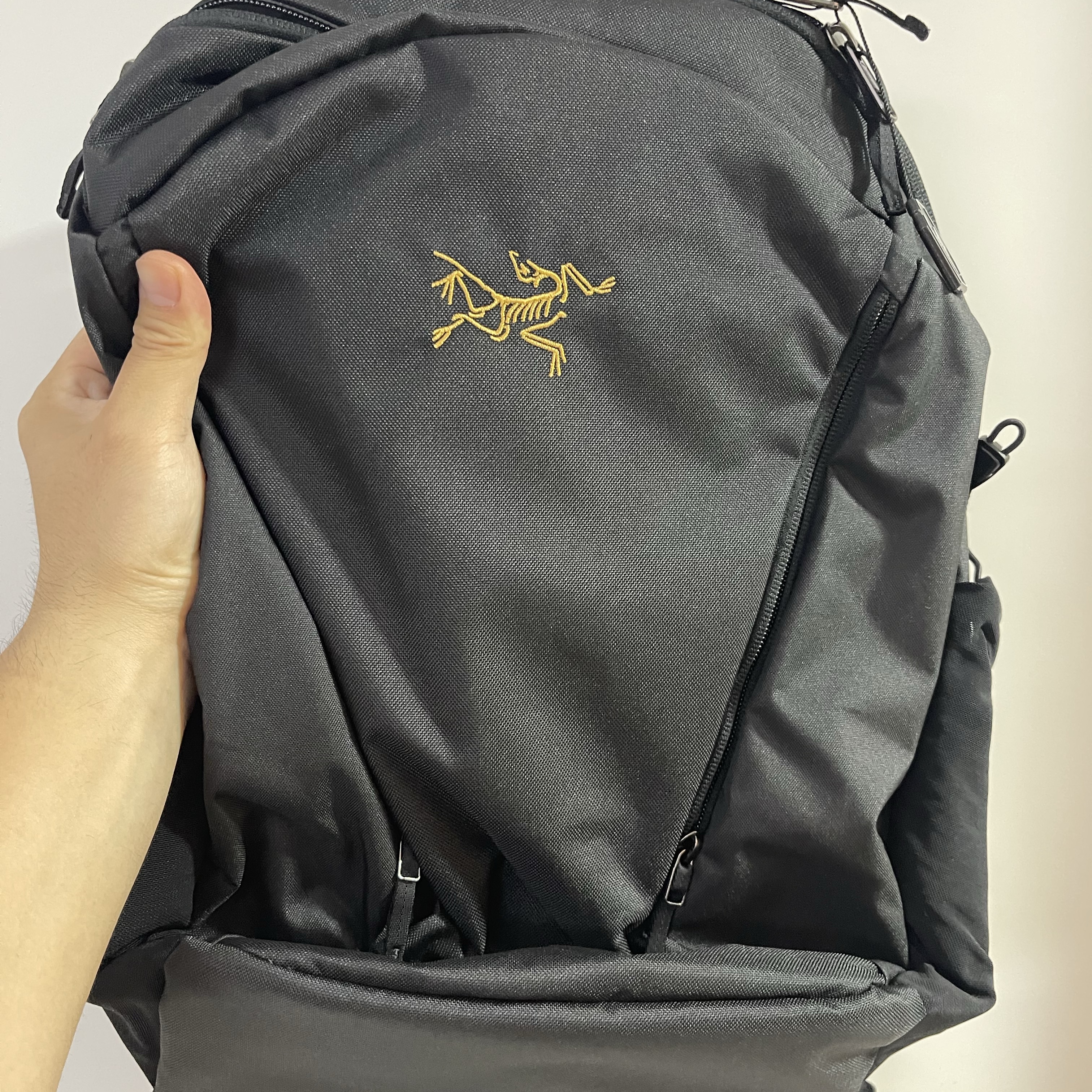 Arc'teryx Mantis 26 Backpack Black 착용 스타일