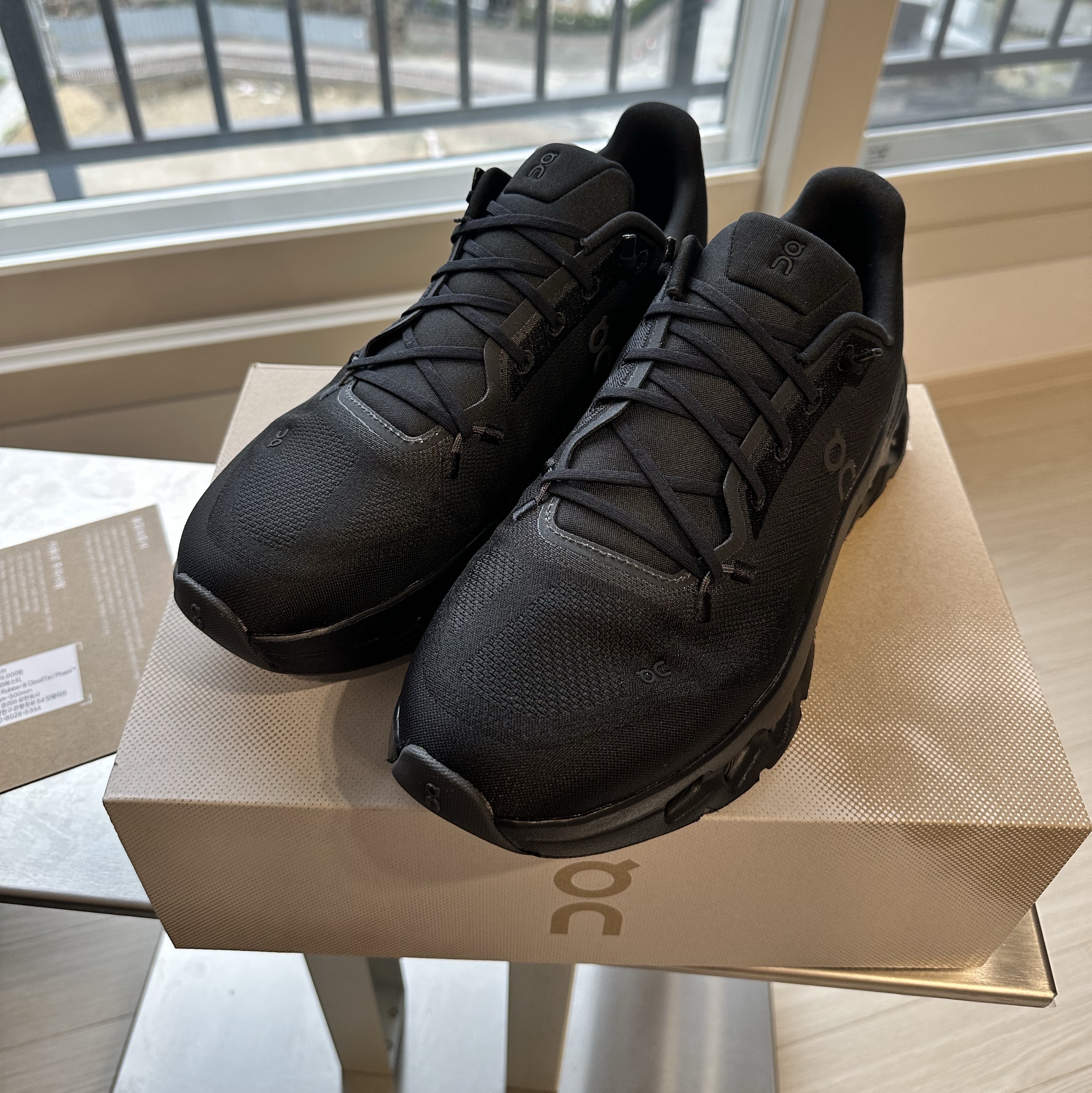 On Running Cloudtilt Eclipse Black 착용 스타일