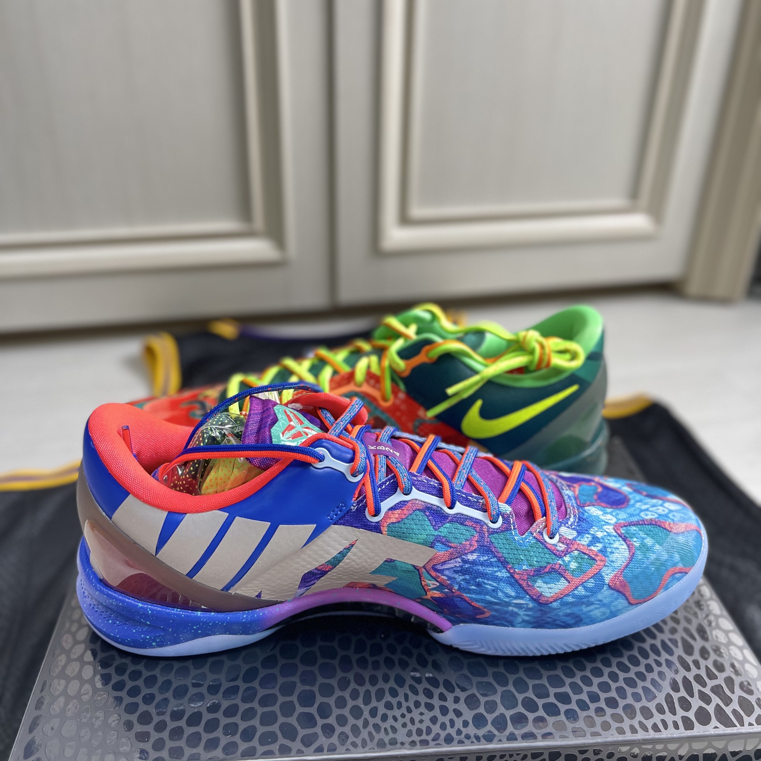 Nike Kobe 8 Protro What the Kobe, Nike Kobe Bryant LA Lakers City Edition Swingman Jersey Black (FN7297-010) 착용 스타일 - 3