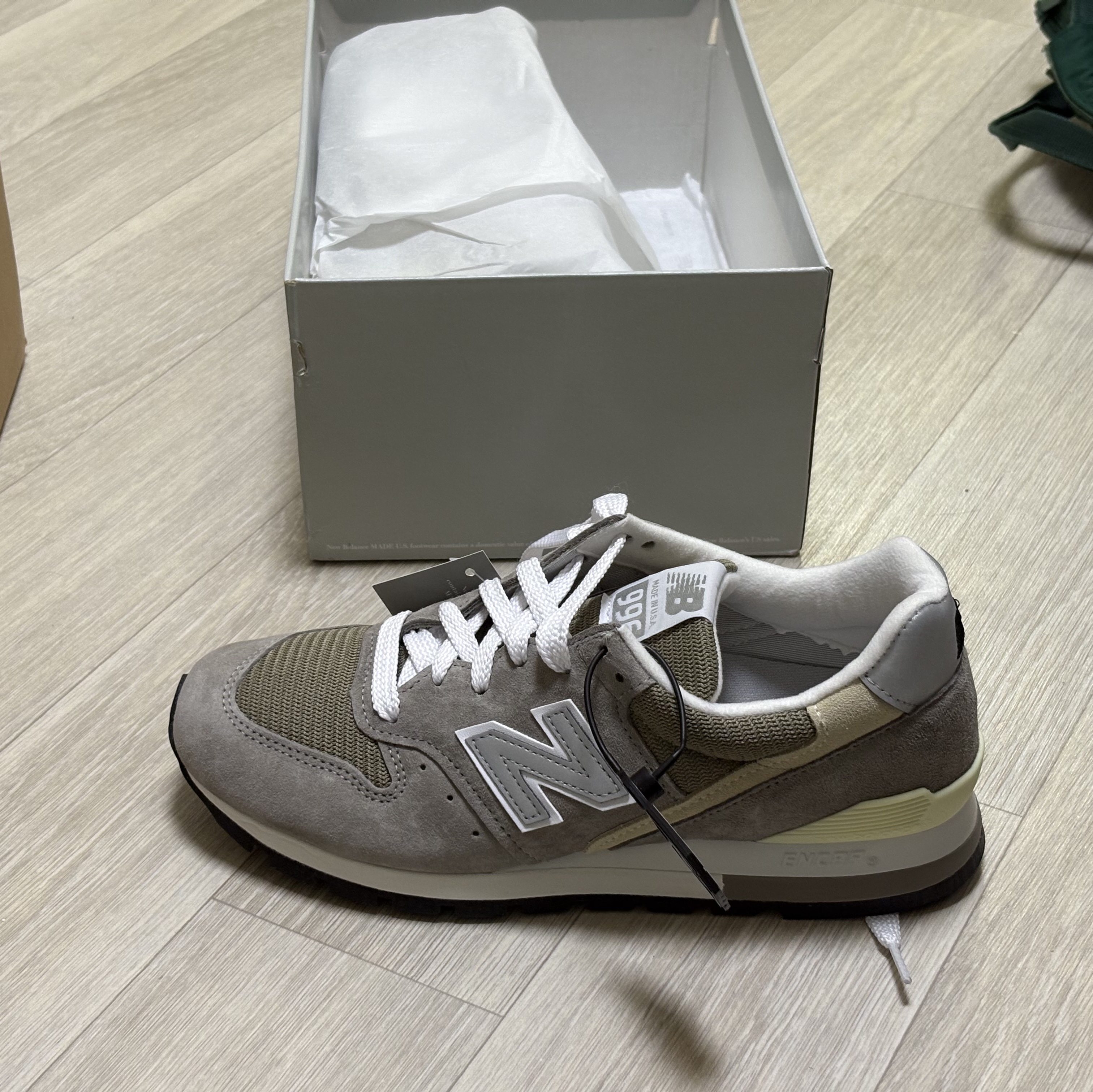 New Balance Made in USA 996 Grey 착용 스타일 - 2