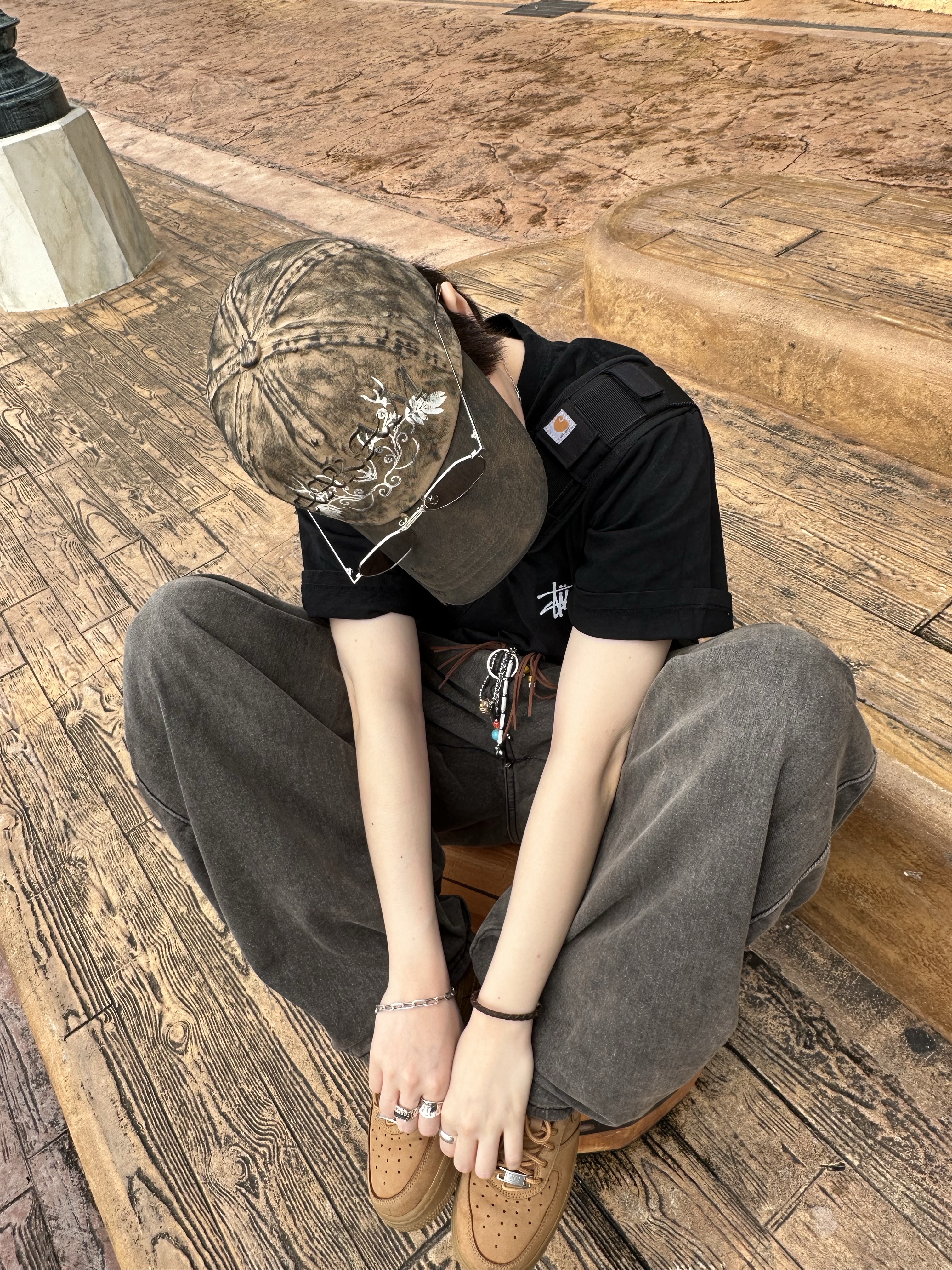 스투시 캘리포니아 그로운 피그먼트 다이드 티셔츠 블랙, 나이키 x 슈프림 에어포스 1 로우 플랙스 착용 스타일 - 1
