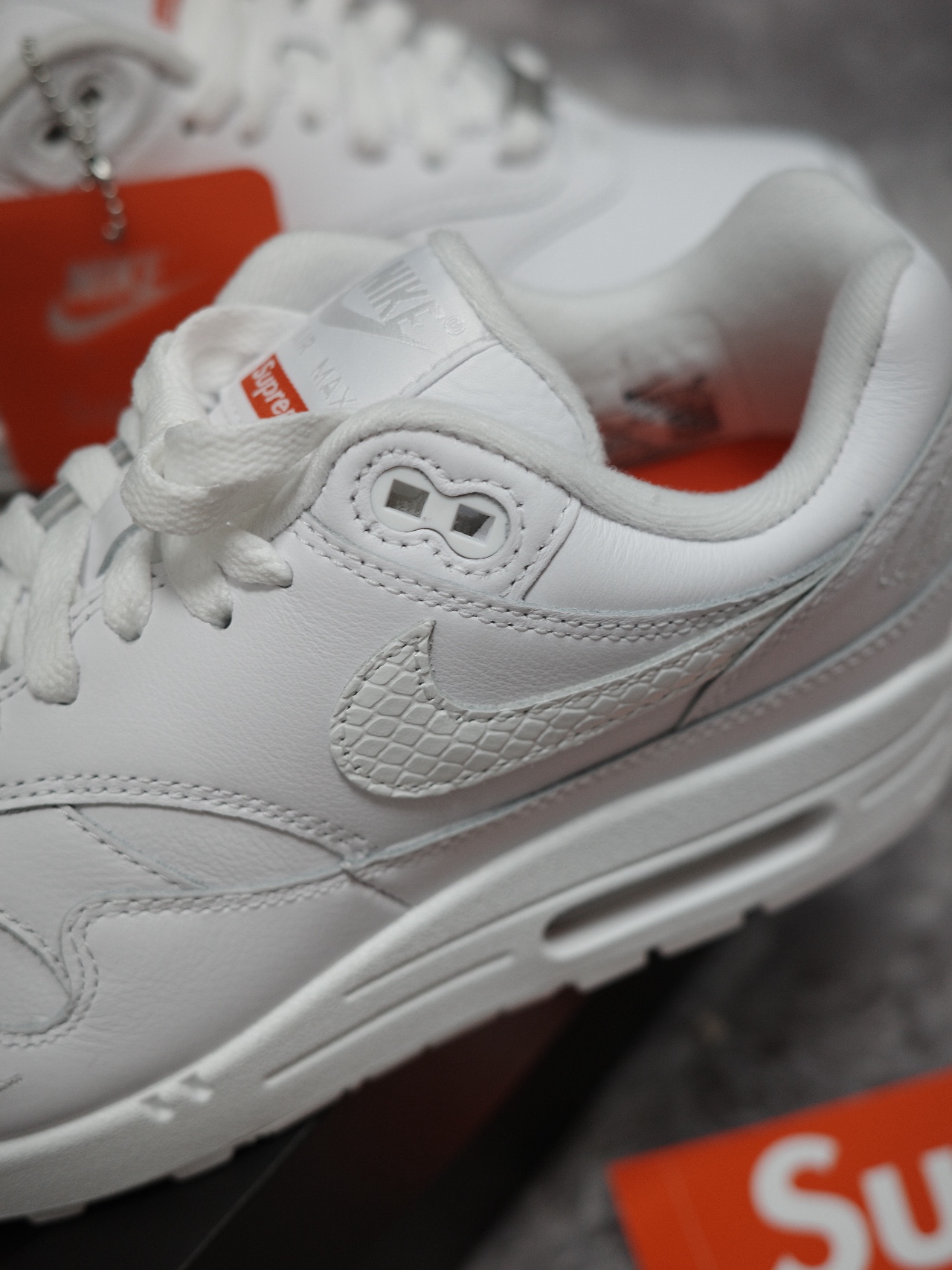 Nike x Supreme Air Max 1 '87 White - 25SS 착용 스타일 - 4