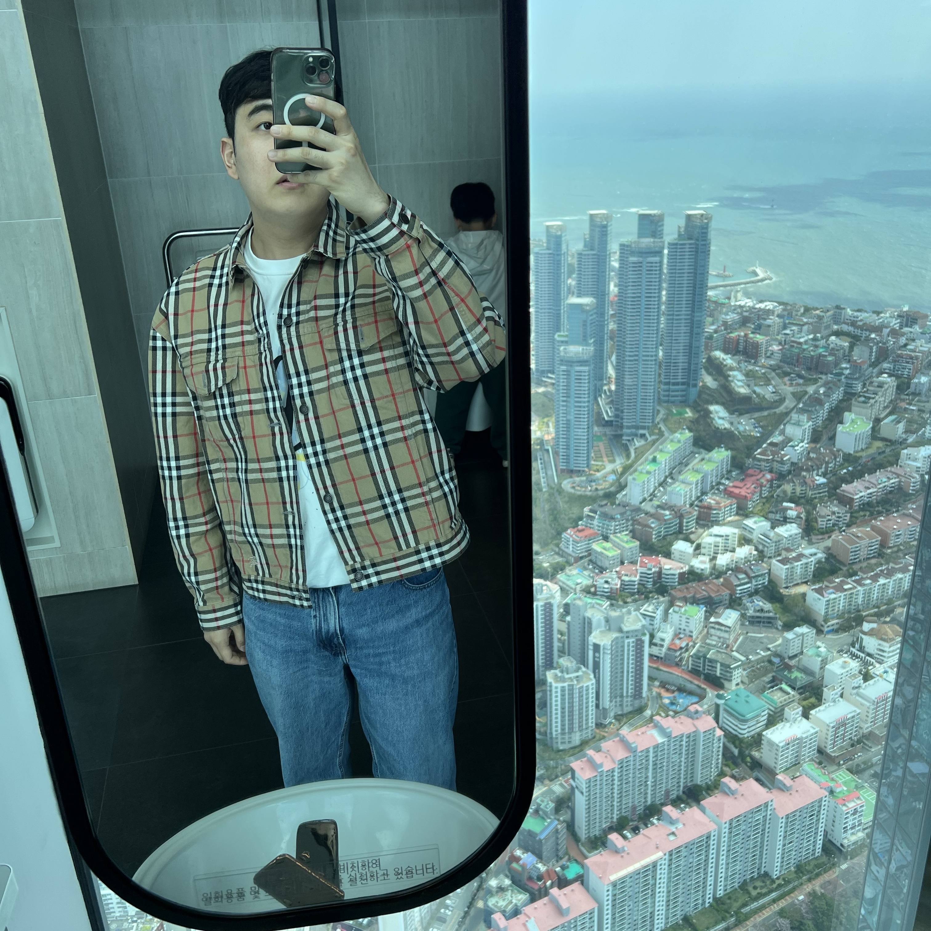 Supreme x Burberry Denim Trucker Jacket Beige - 22SS 착용 스타일 - 1