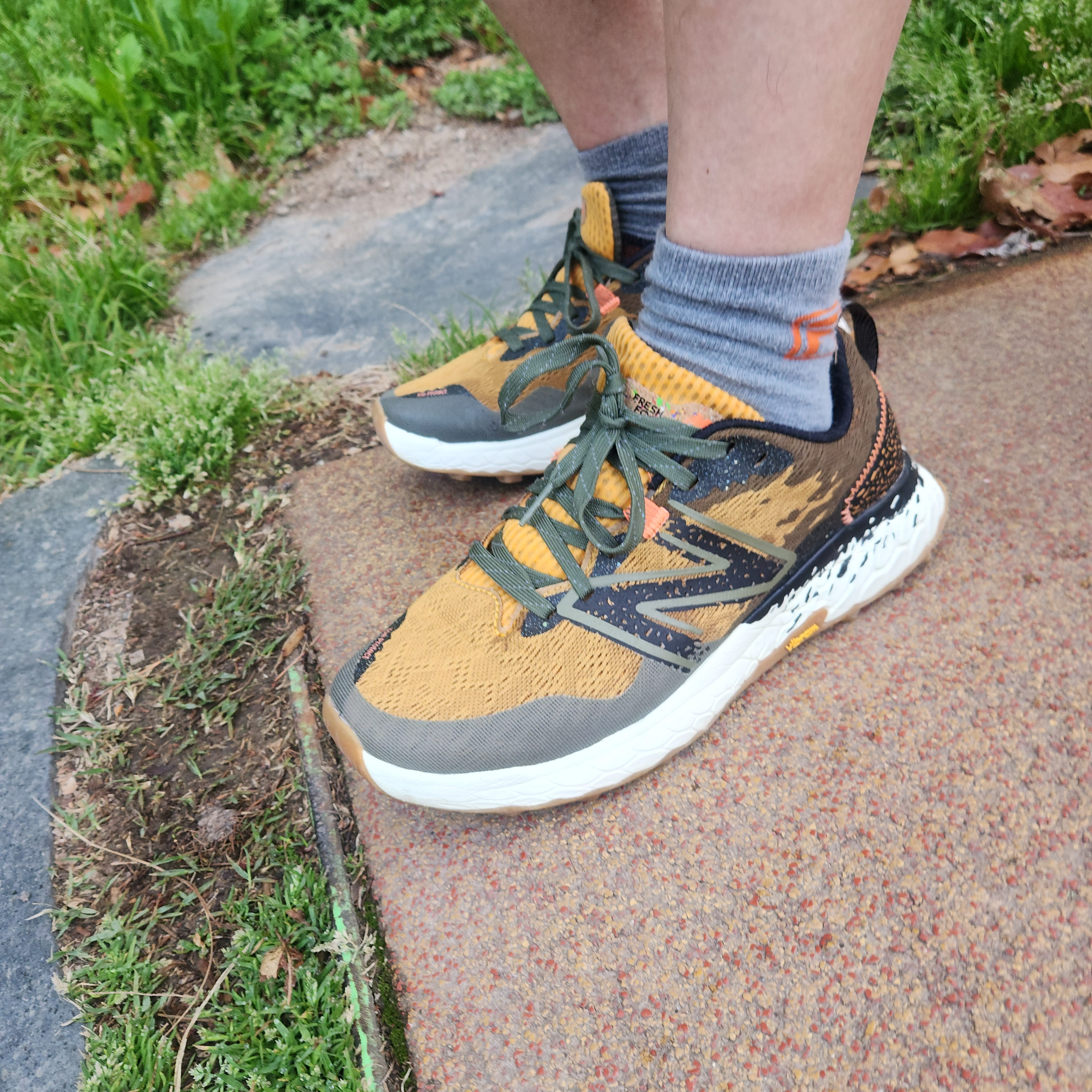 New Balance Fresh Foam X Hierro v7 Golden Hour Dark Camo - 2E Wide 착용 스타일