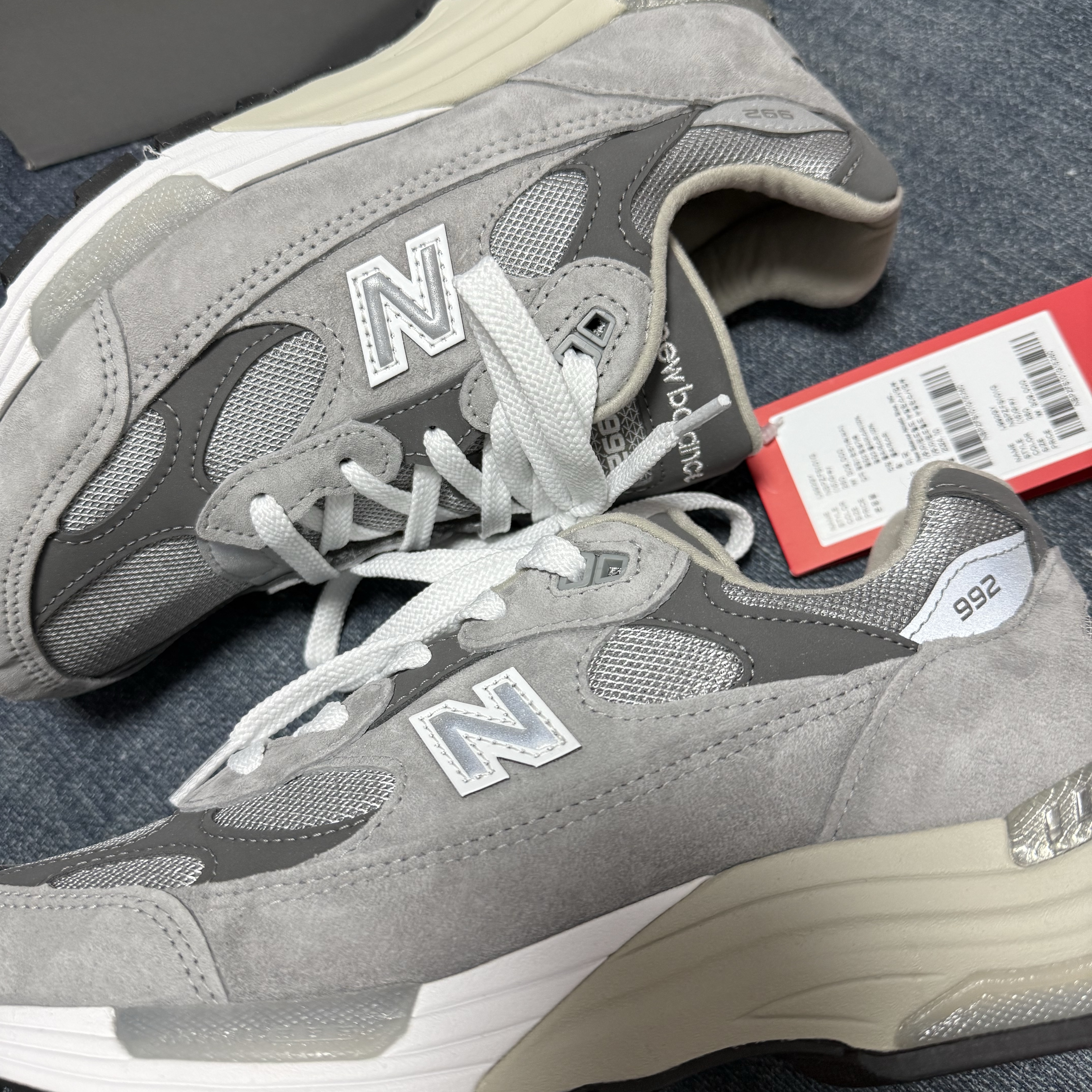 New Balance 992 Made in USA Core Grey Silver Metallic 착용 스타일