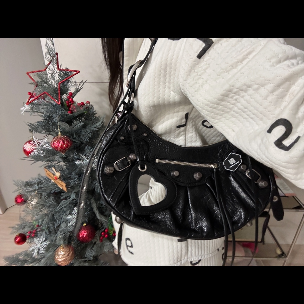 Balenciaga Le Cagole Small Shoulder Bag Black 착용 스타일