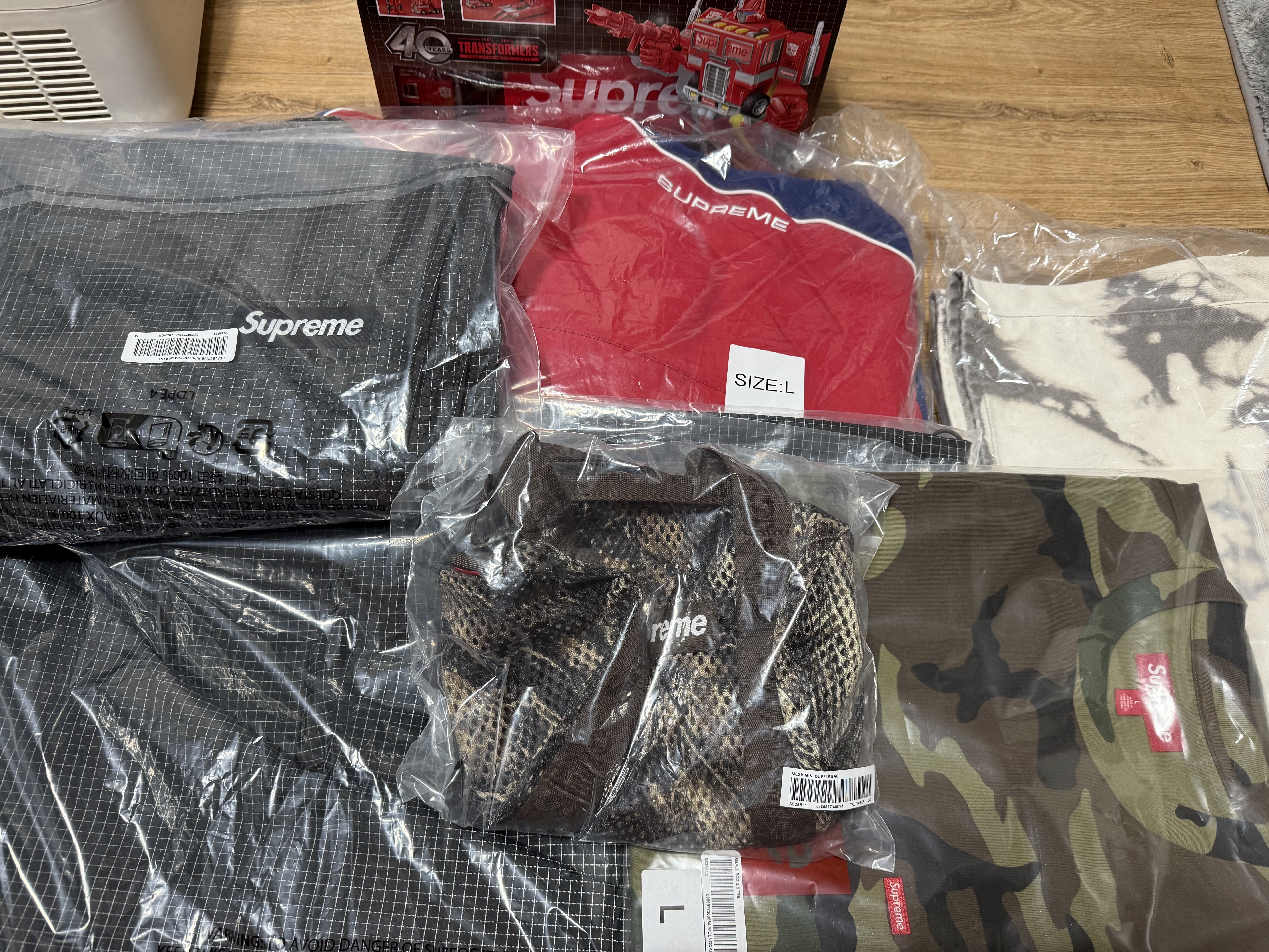 Supreme Faux Fur Reversible Hooded Track Jacket Red - 25SS, Supreme x Transformers G1 Optimus Prime Figure Red - 25SS (Korean Ver.) 착용 스타일 - 1