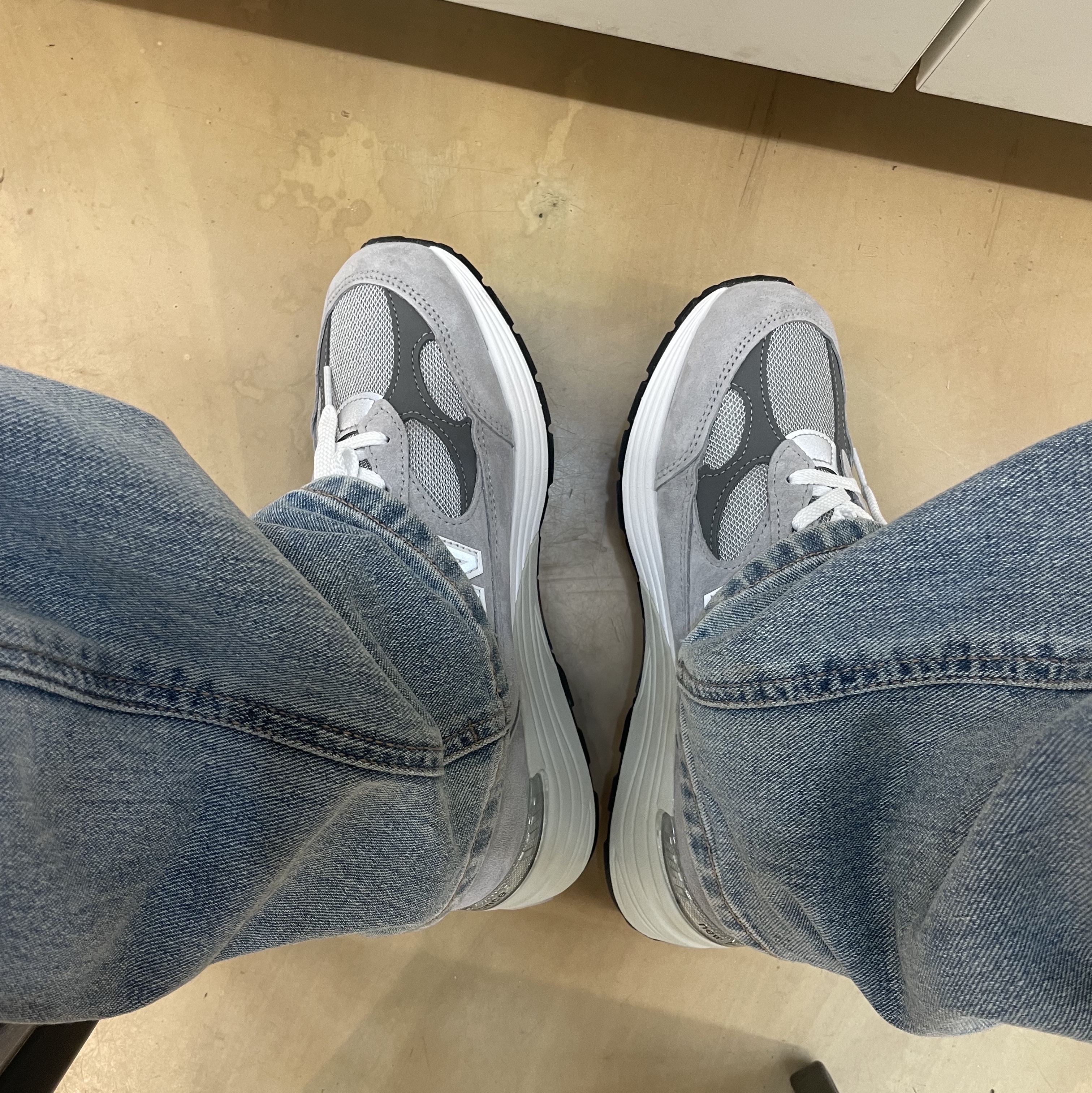 New Balance 992 Made in USA Core Grey Silver Metallic 착용 스타일