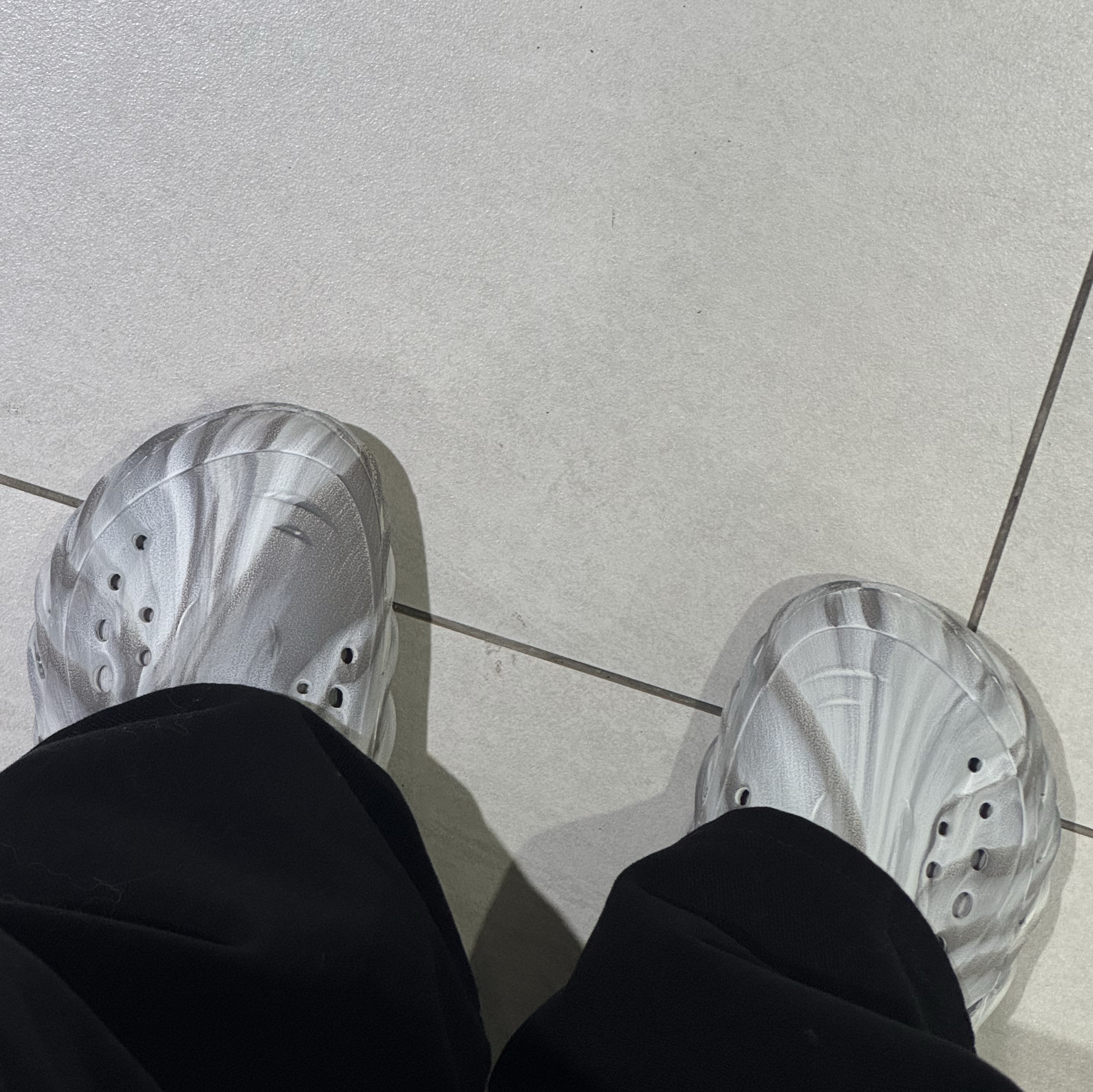 Crocs Echo Marbled Clog Moonlight Multi 착용 스타일