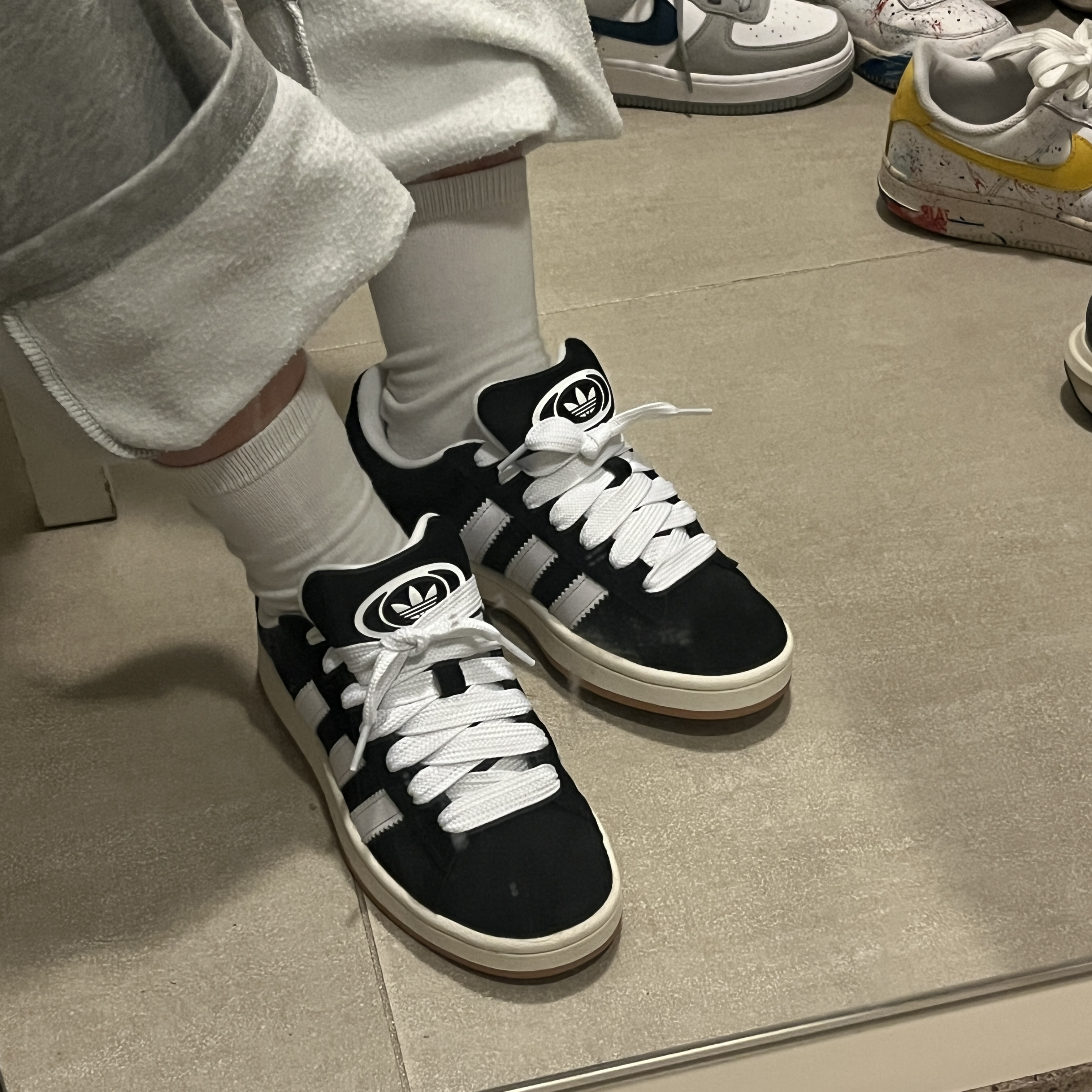 Adidas Campus 00s Core Black Cloud White 착용 스타일 - 5