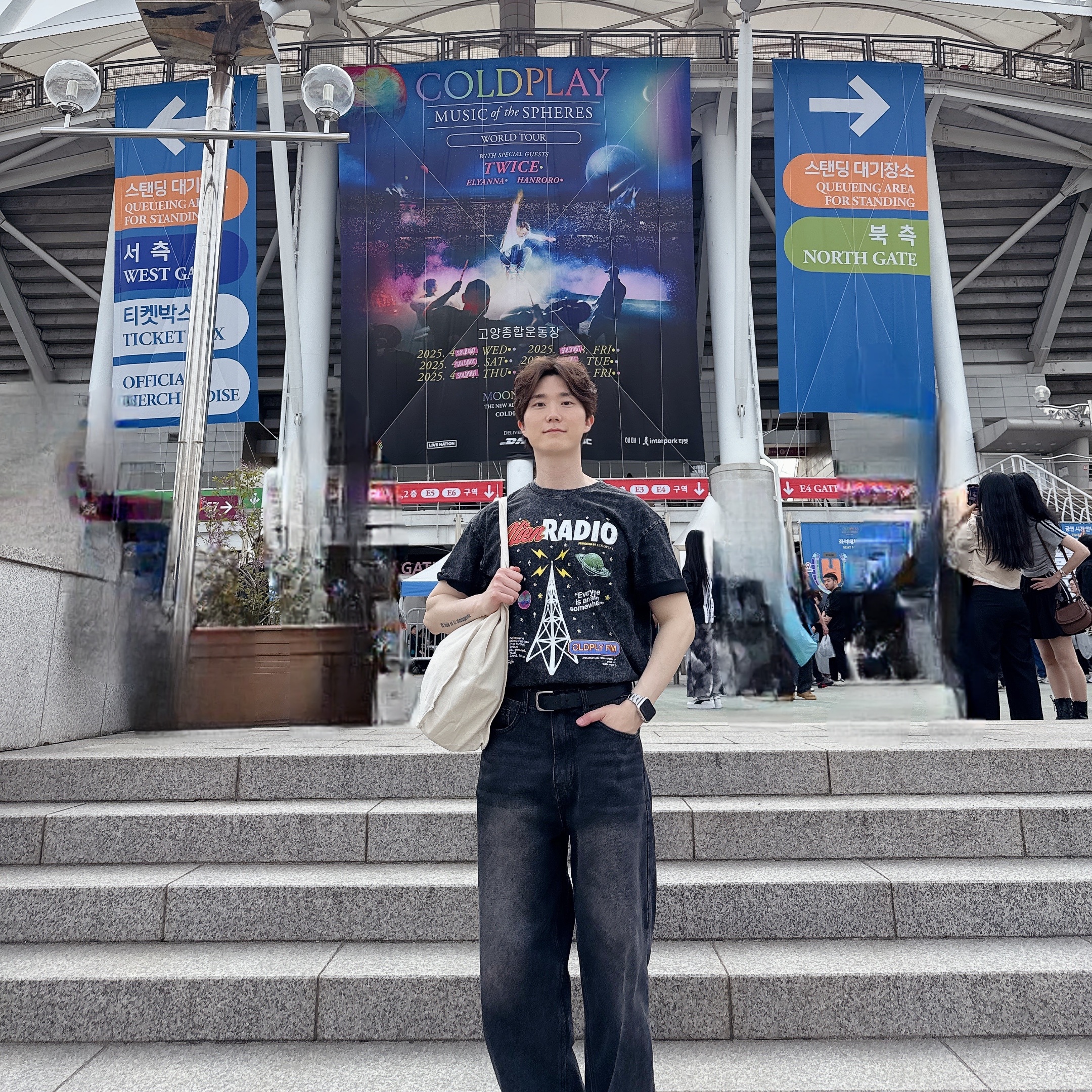 Coldplay Alien Radio T-Shirt Charcoal 착용 스타일