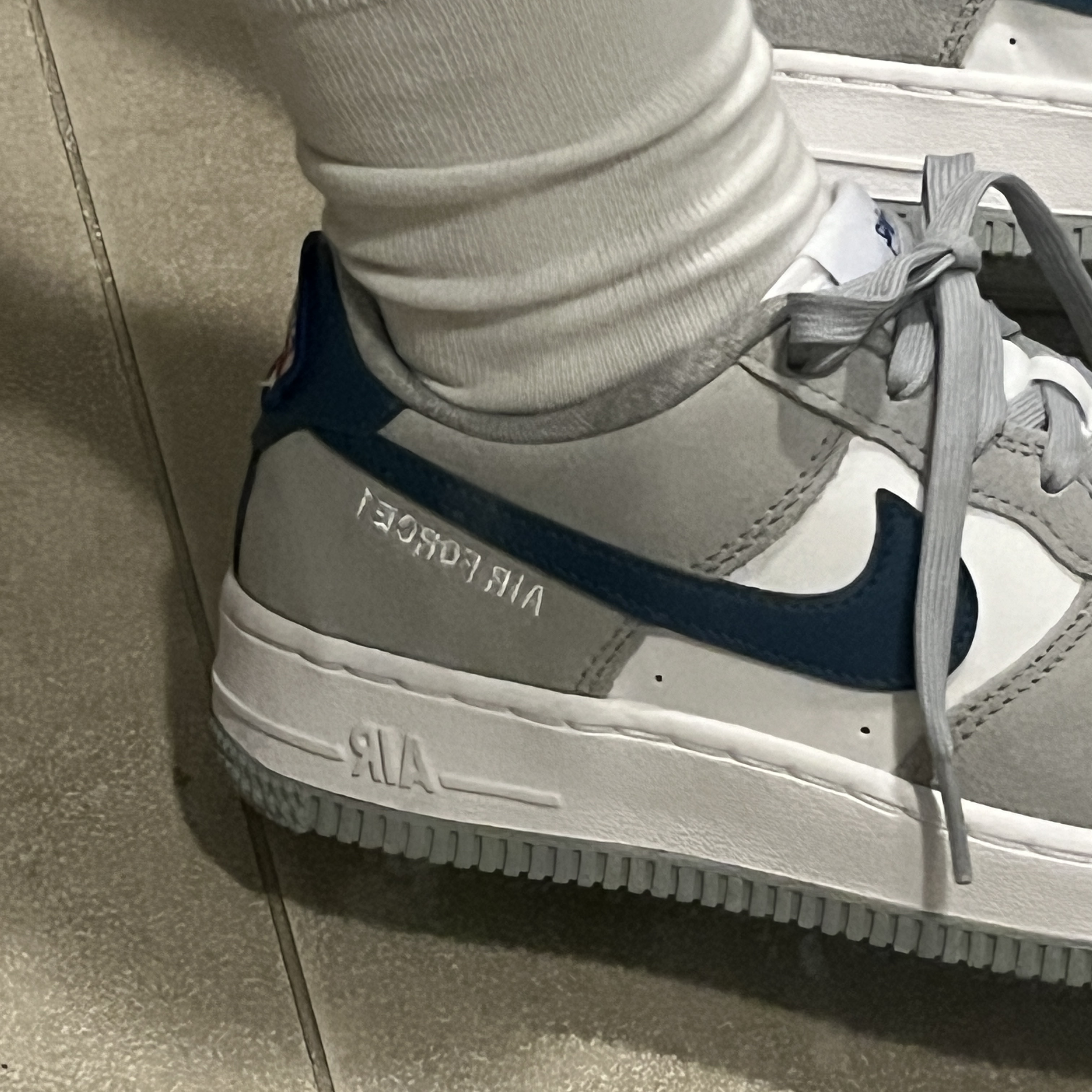 (GS) Nike Air Force 1 LV8 Athletic Club Light Smoke Grey Marina 착용 스타일 - 4