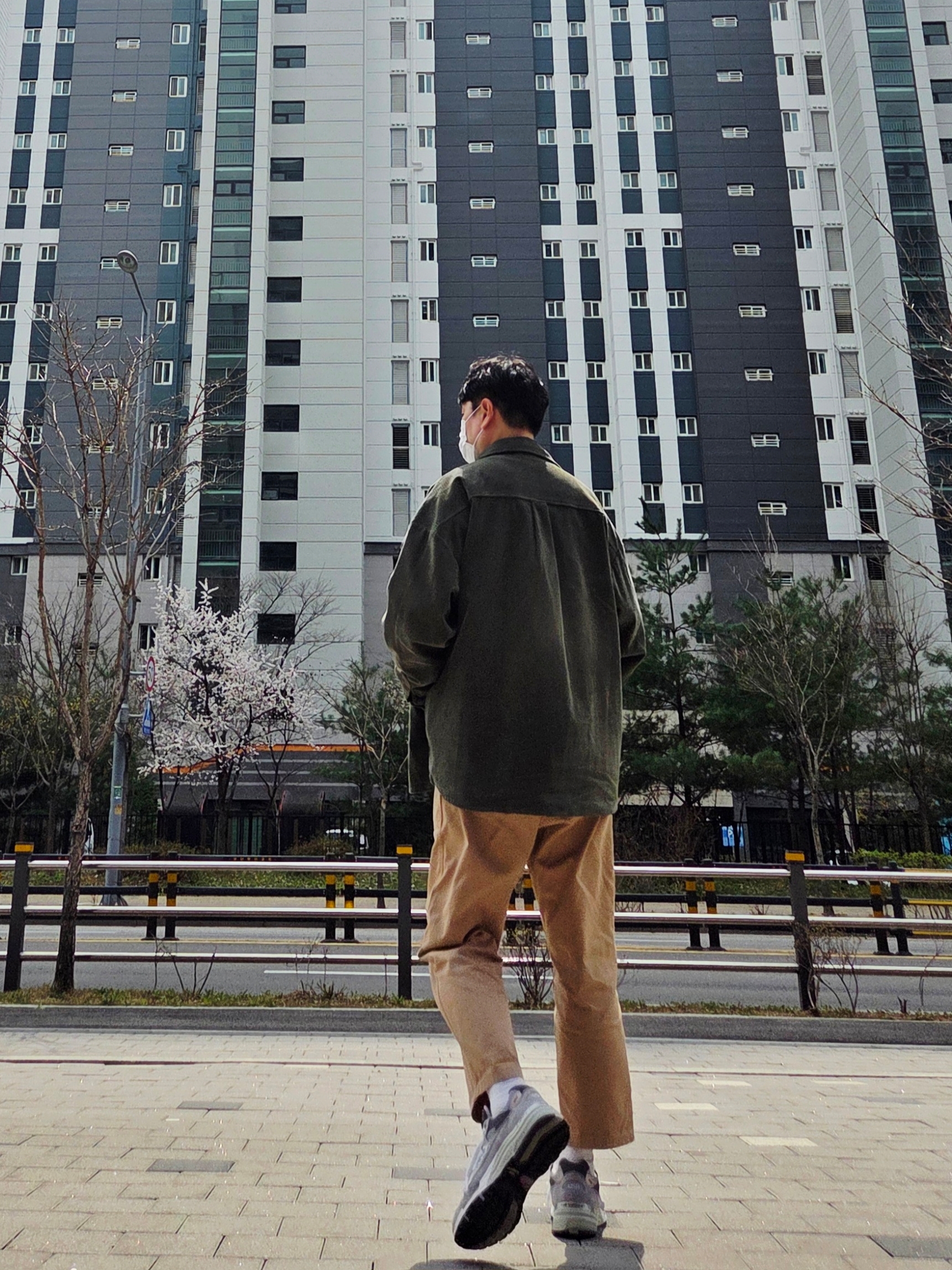 New Balance 992 Made in USA Core Grey Silver Metallic, [SS24] moif Trucker Blouson Ecru 착용 스타일 - 3