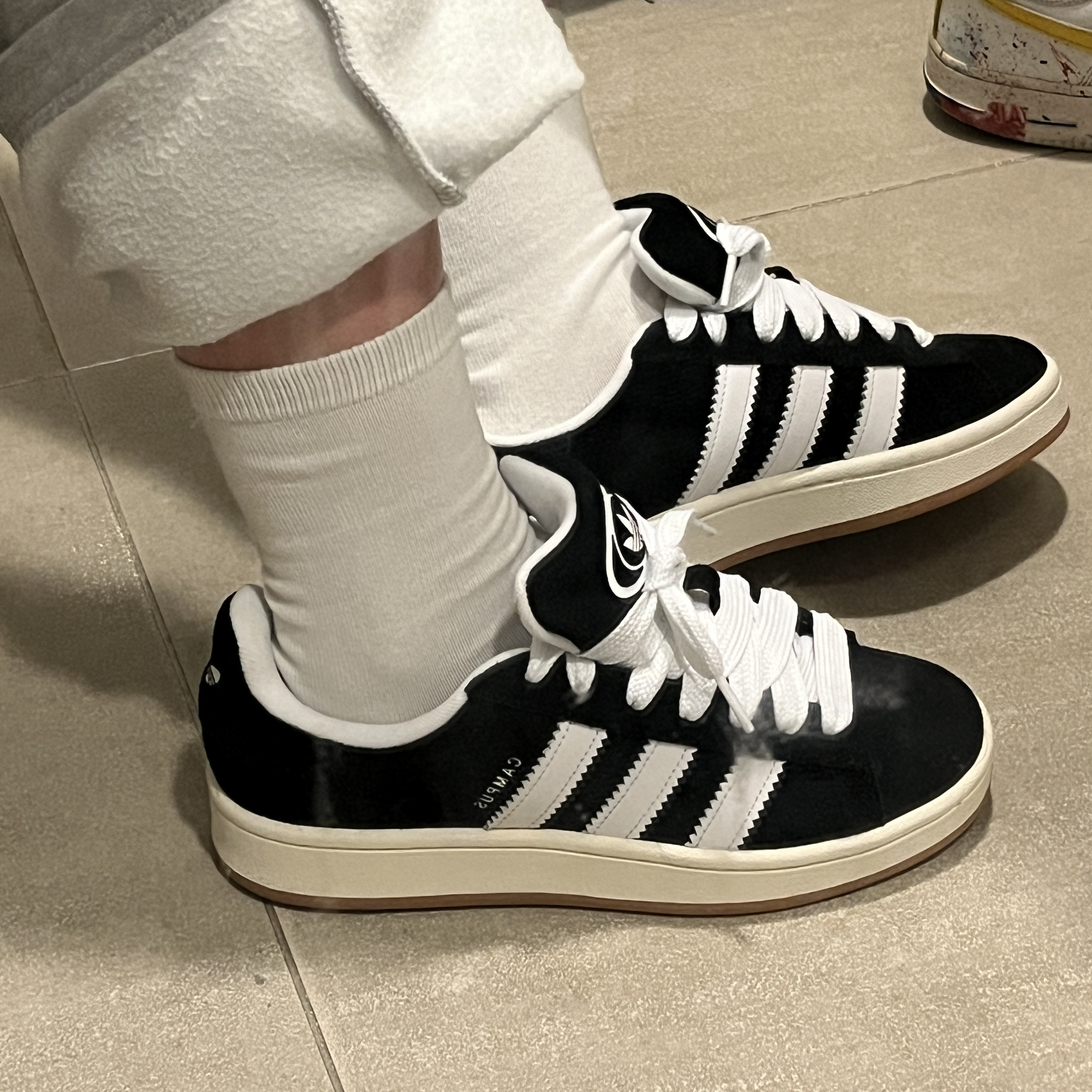 Adidas Campus 00s Core Black Cloud White 착용 스타일 - 1