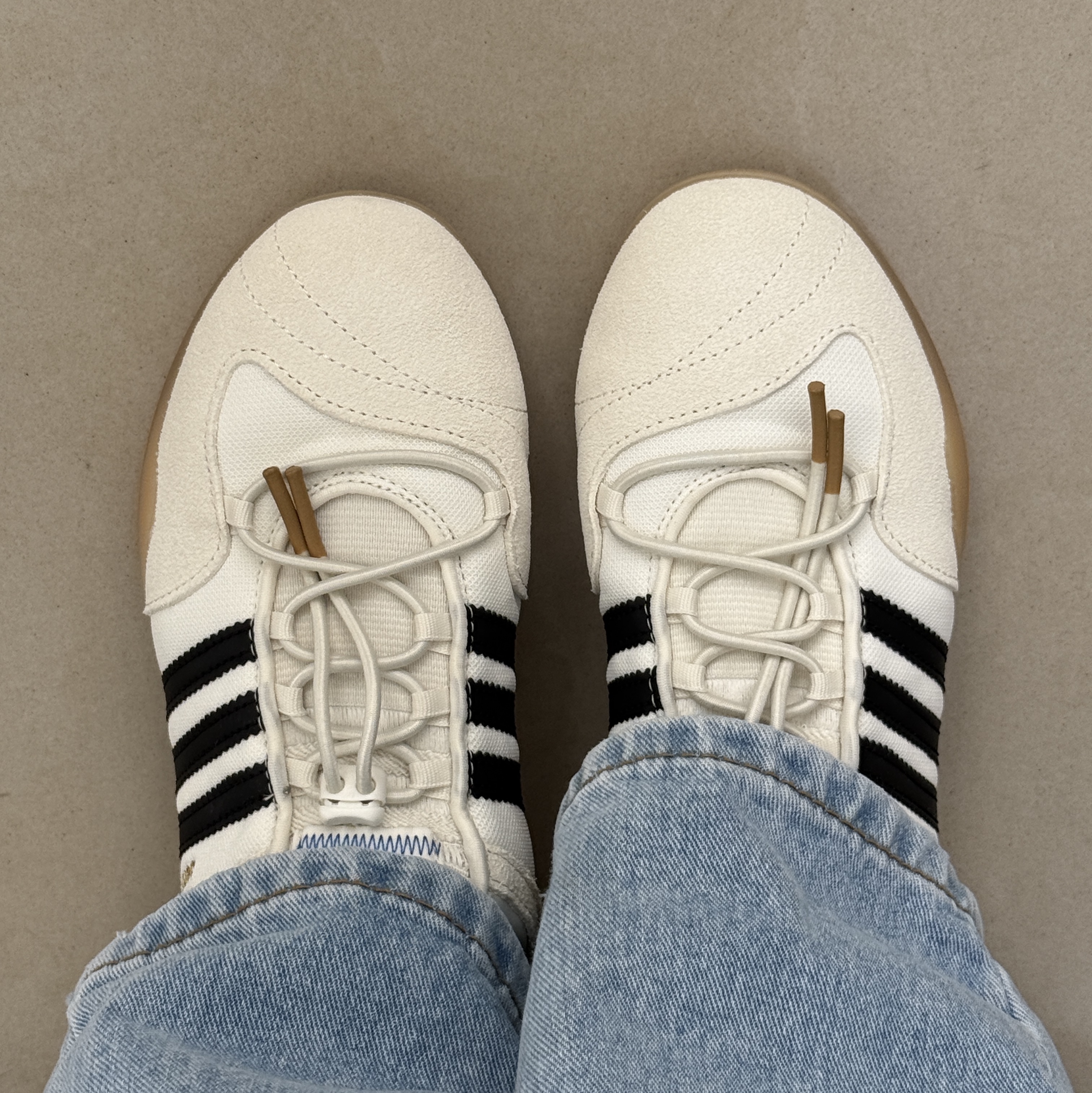 Adidas x Bad Bunny Ballerina Off White Core Black 착용 스타일 - 1