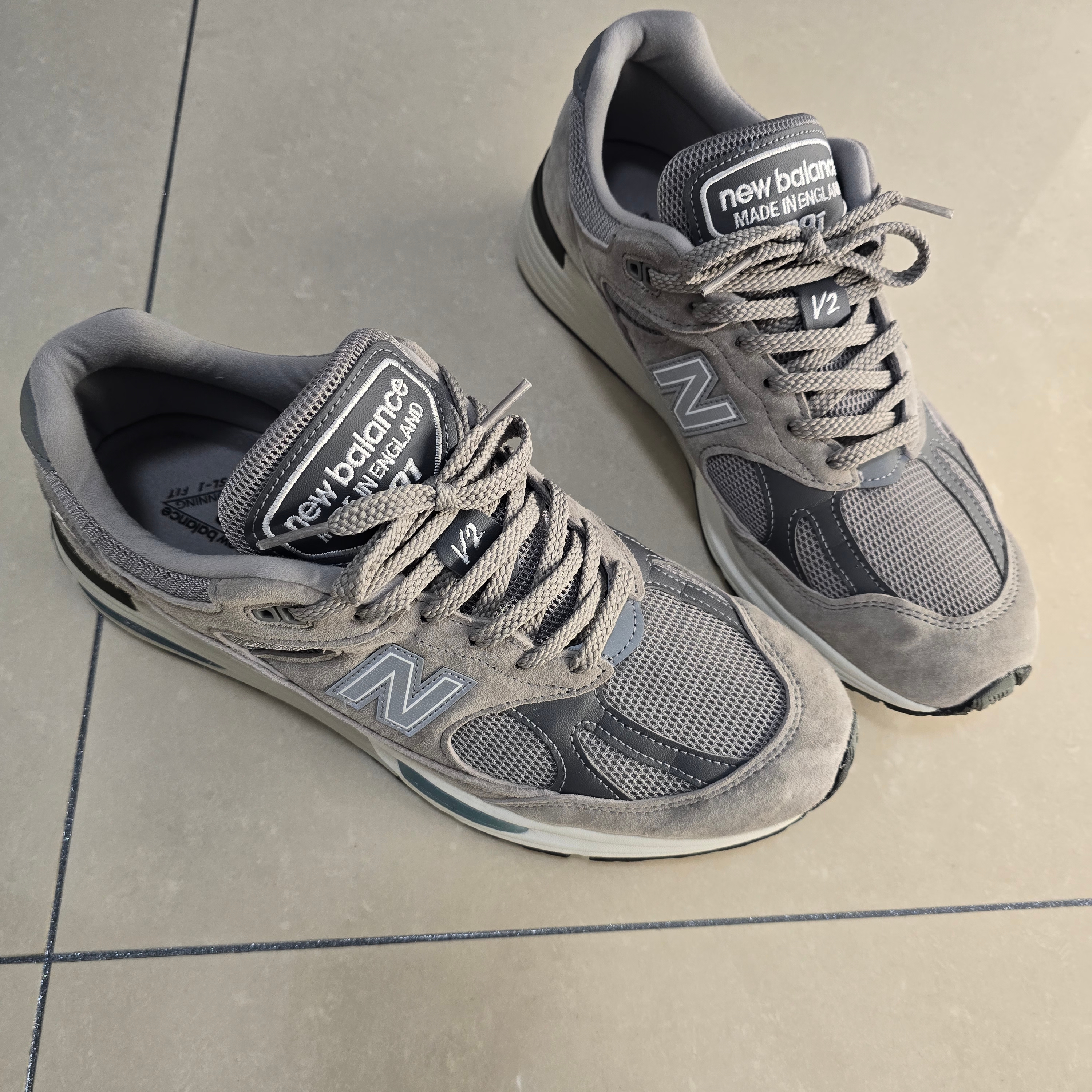 New Balance 991v2 Made in UK Rock Ridge Alloy Silver 착용 스타일